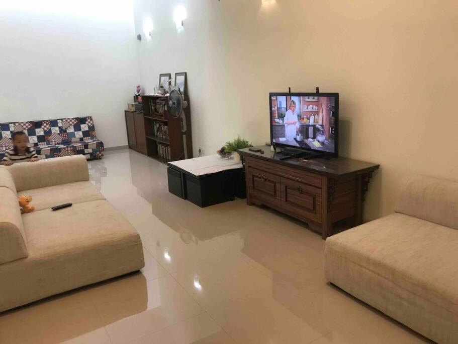 Terrace house near Stulang Laut CIQ Midvalley KSL for 7Pax
