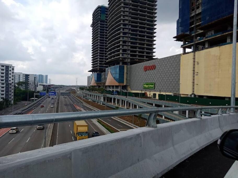 Terrace house near Stulang Laut CIQ Midvalley KSL for 7Pax