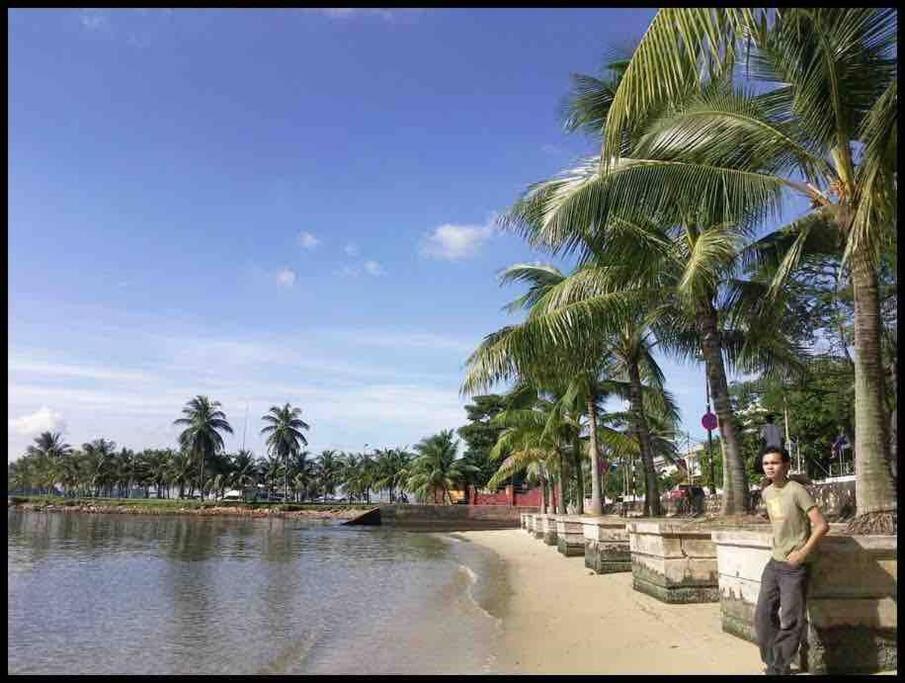 Terrace house near Stulang Laut CIQ Midvalley KSL for 7Pax