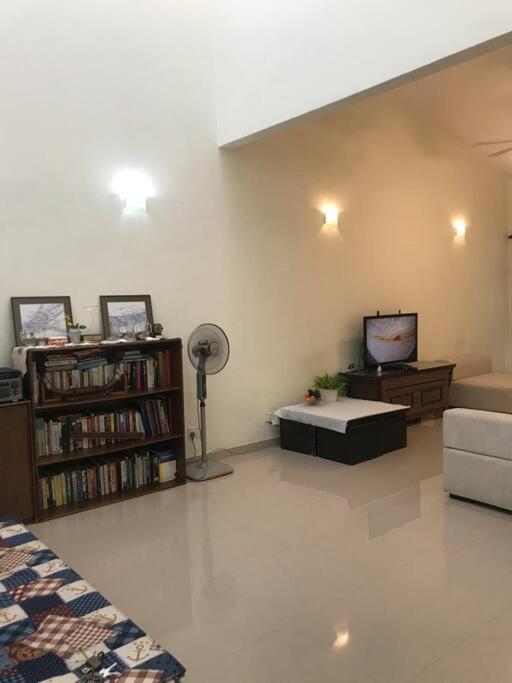 Terrace house near Stulang Laut CIQ Midvalley KSL for 7Pax