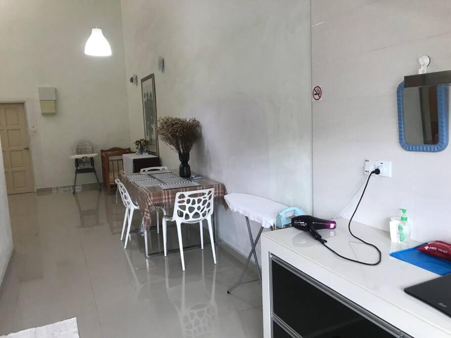Terrace house near Stulang Laut CIQ Midvalley KSL for 7Pax