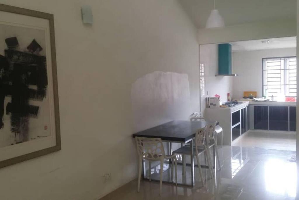 Terrace house near Stulang Laut CIQ Midvalley KSL for 7Pax