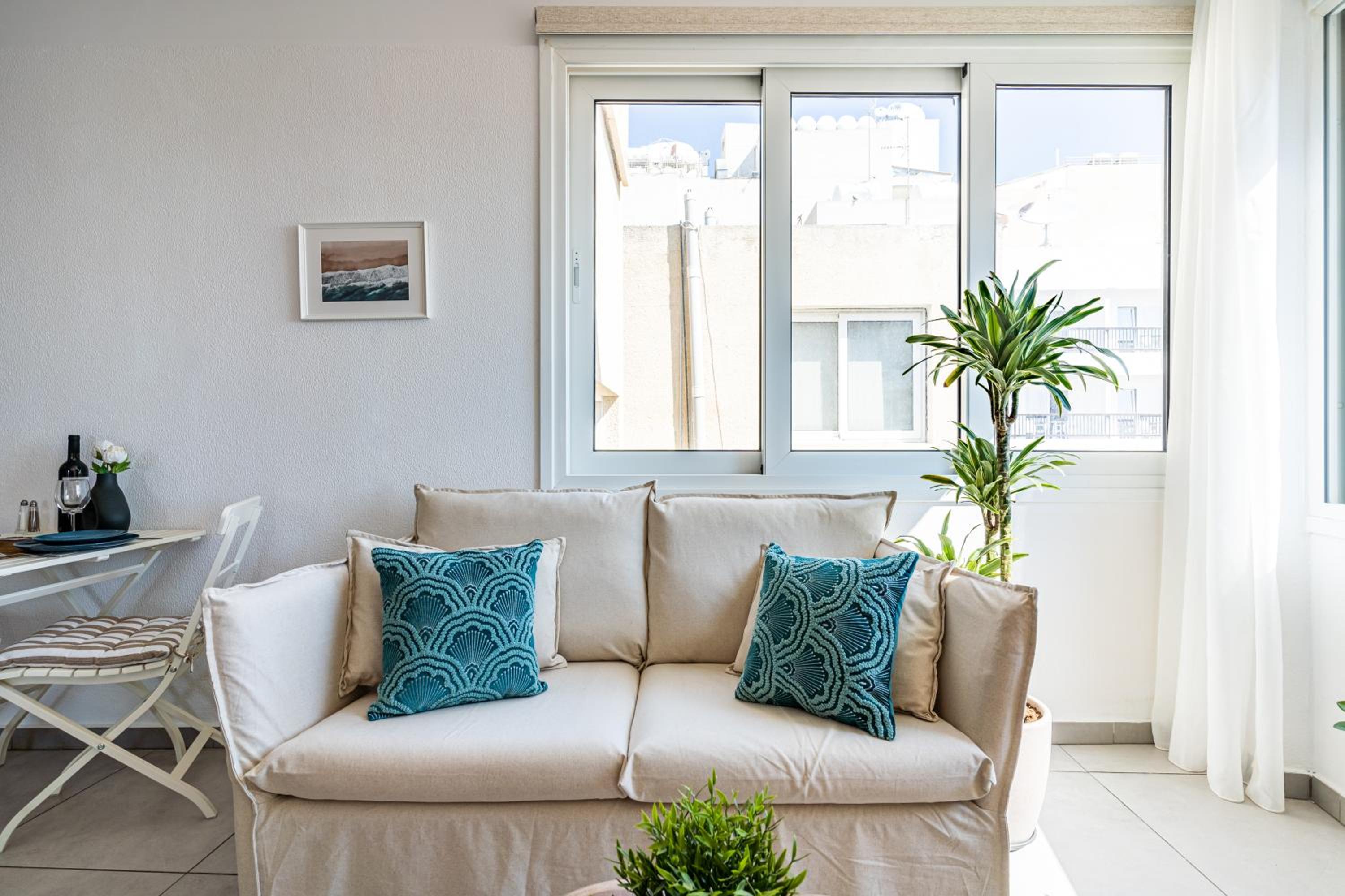 Whispering Palms 1-BR Apt By Finikoudes Beach
