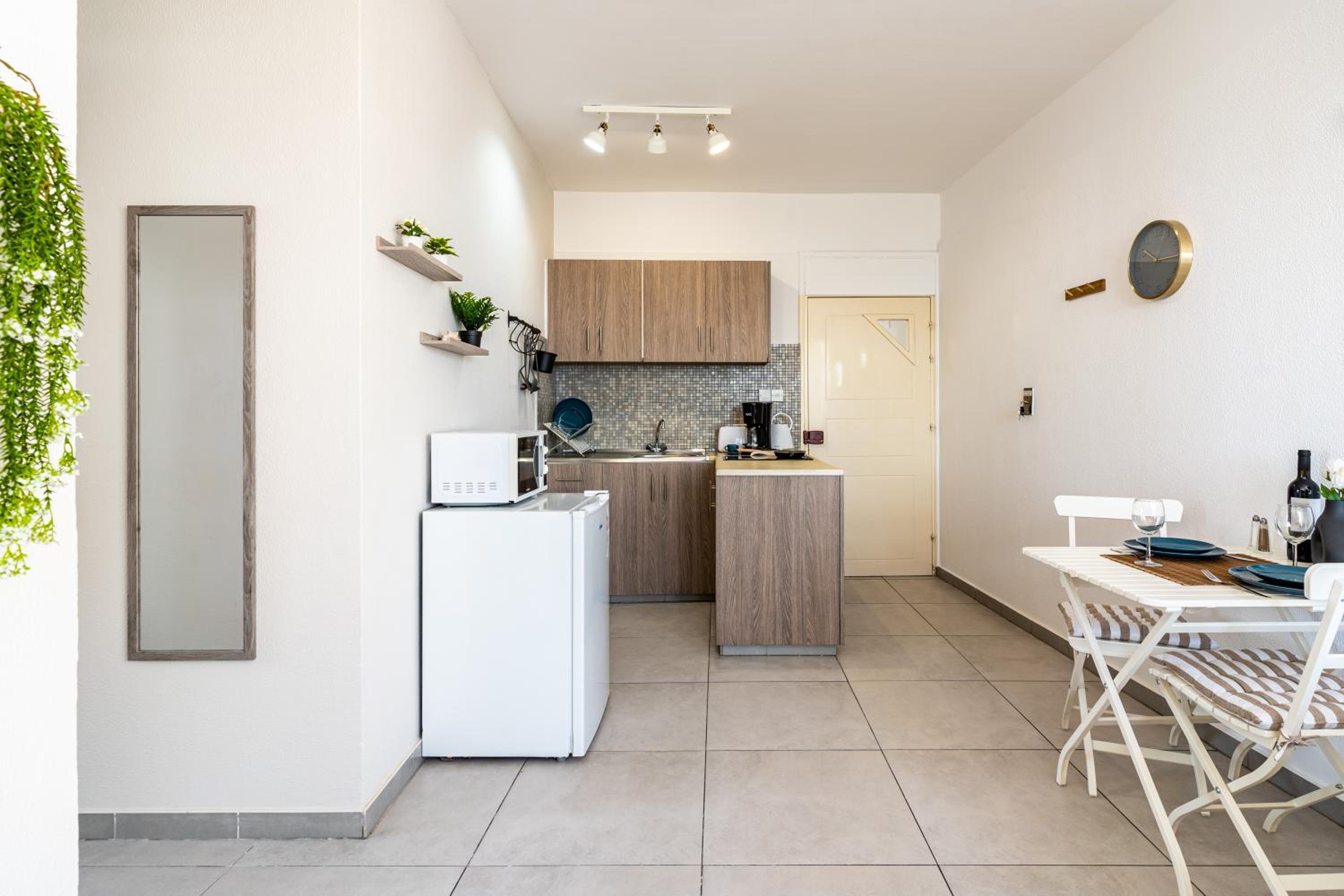 Whispering Palms 1-BR Apt By Finikoudes Beach