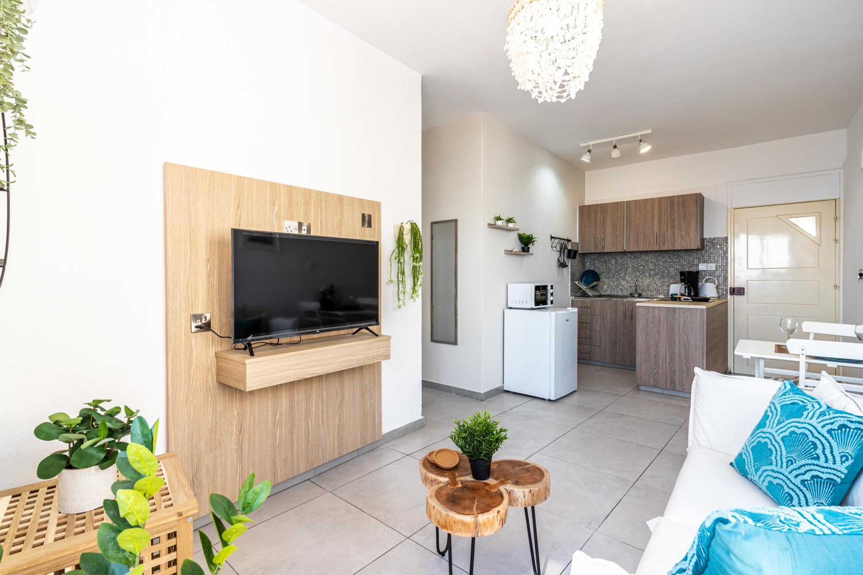 Whispering Palms 1-BR Apt By Finikoudes Beach