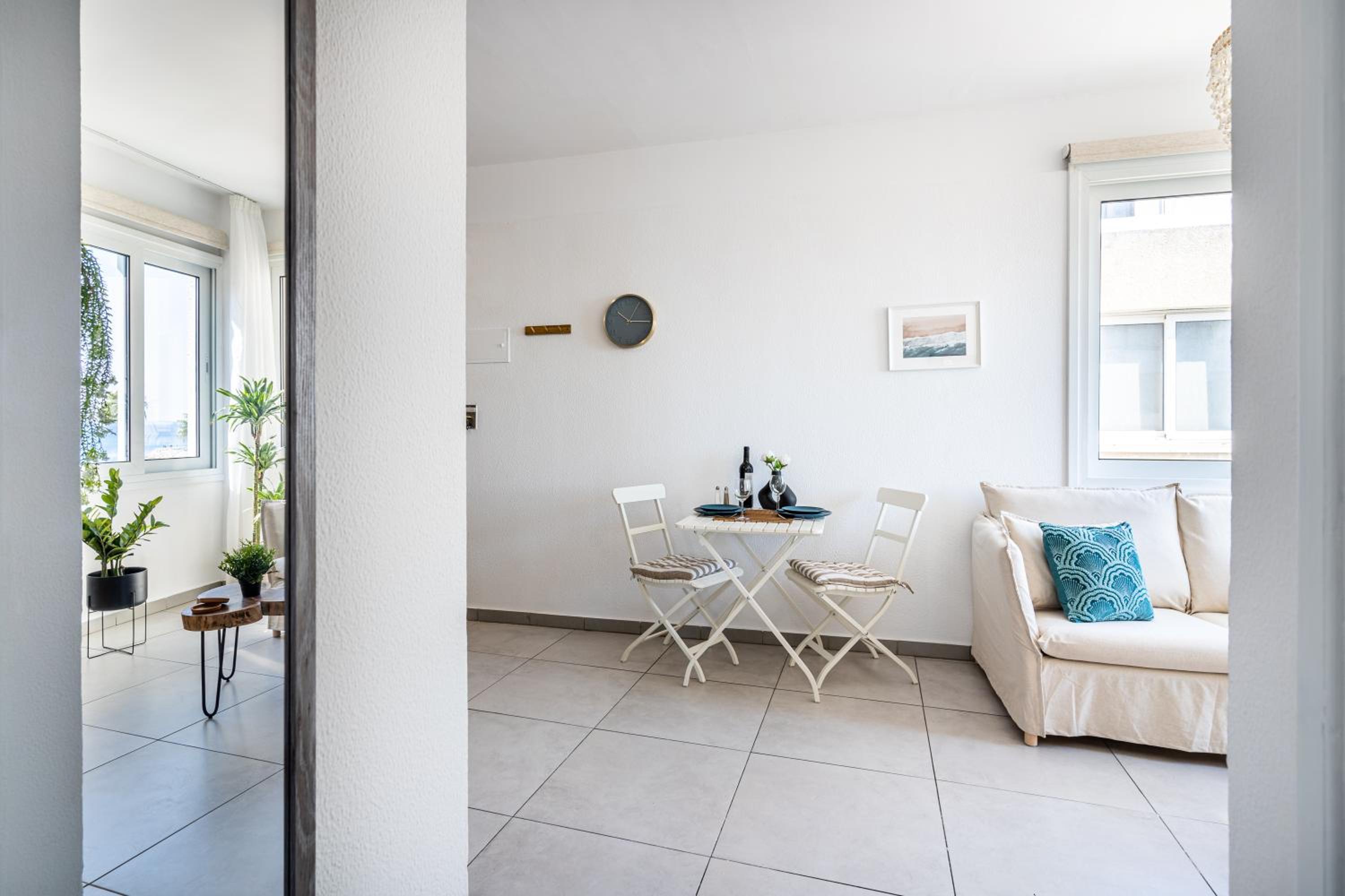 Whispering Palms 1-BR Apt By Finikoudes Beach