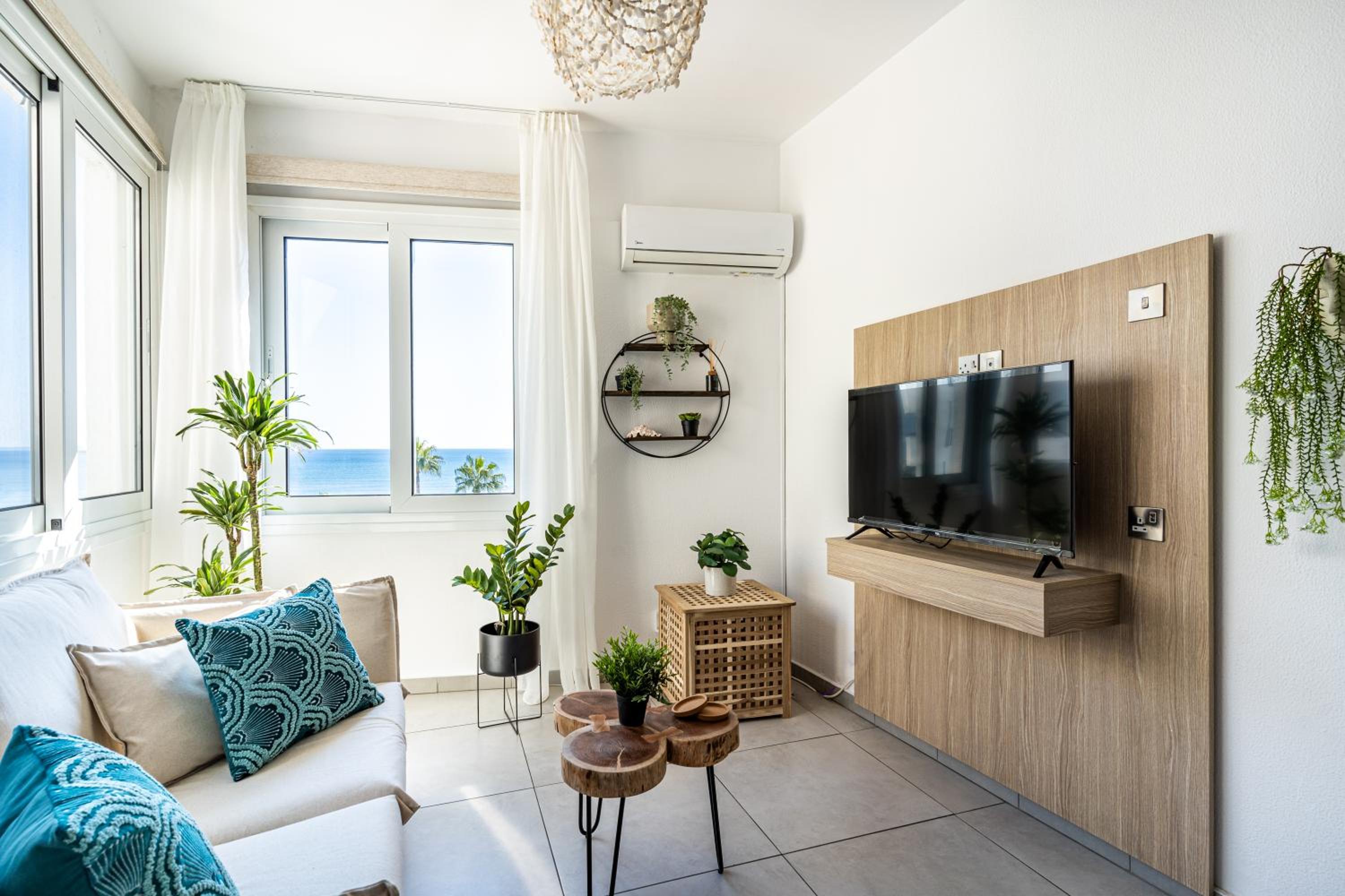 Whispering Palms 1-BR Apt By Finikoudes Beach