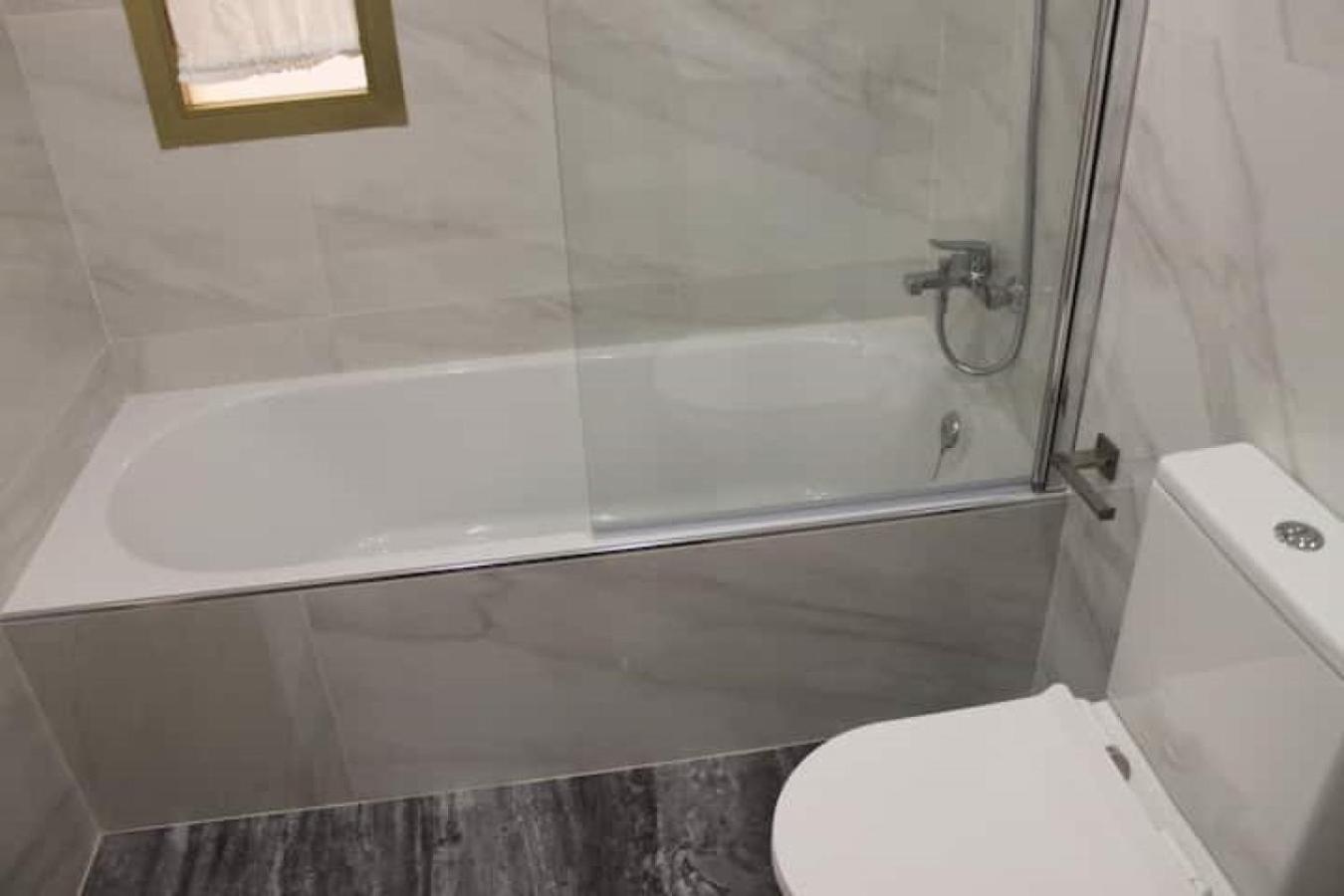Romana Playa en Marbella — bathroom