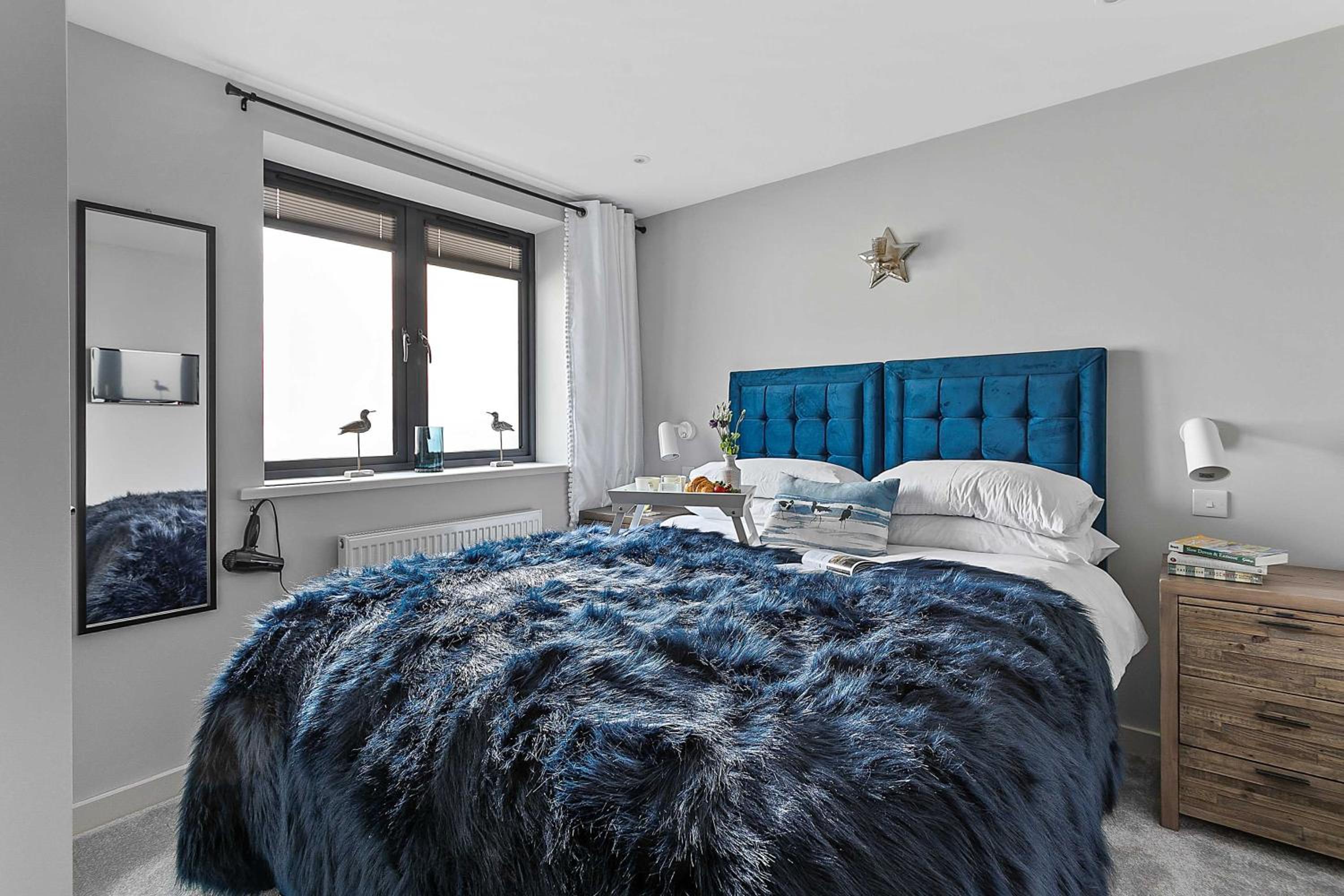 2 De Courcey House - Architect designed luxury apartment with parking, central Dartmouth view 4