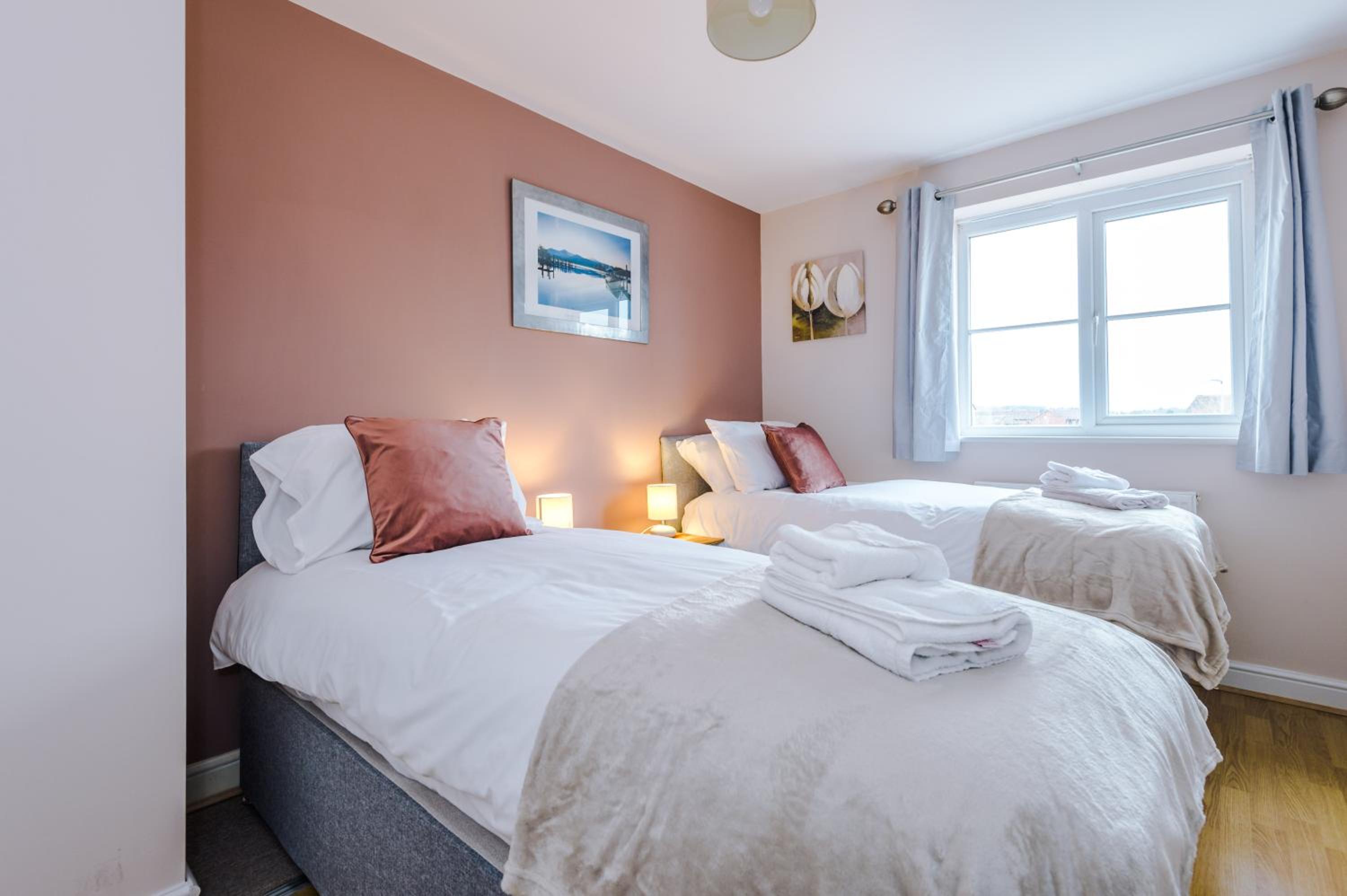 Relaxing 3 Bedroom Chester Home with garden view 2