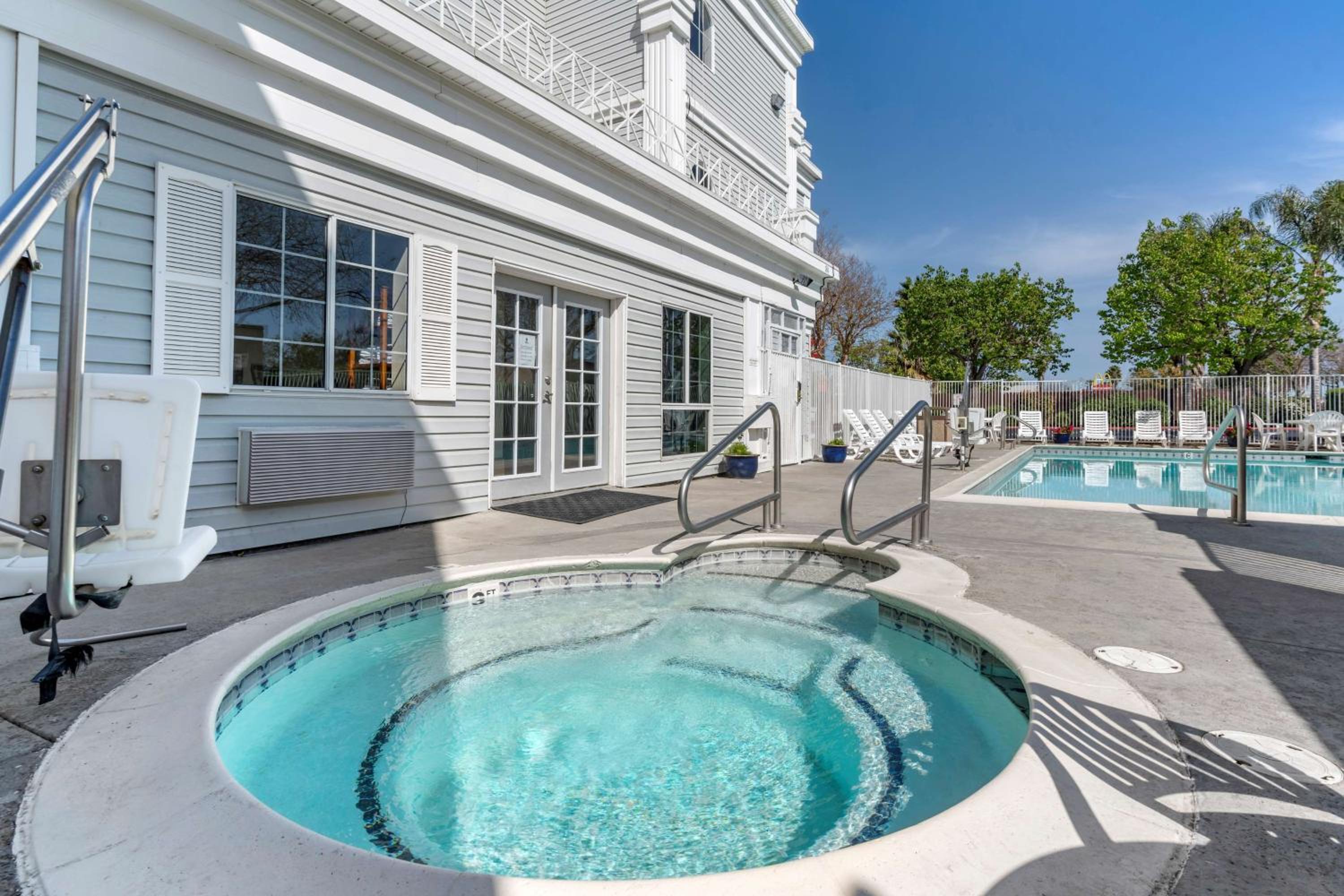 Best Western Luxury Inn