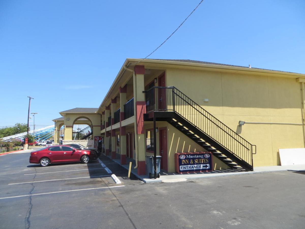 Mustang Inn and Suites - Image 1