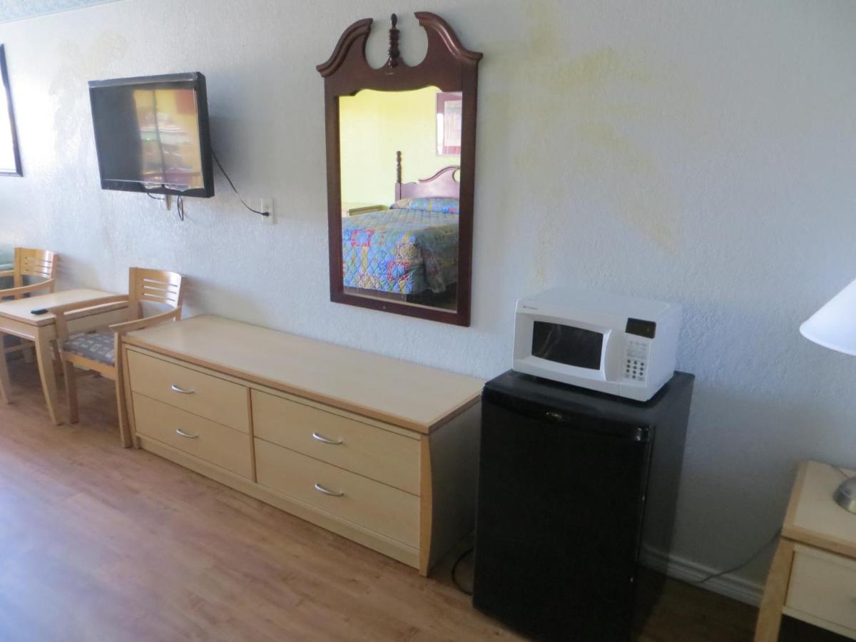 Mustang Inn and Suites - Image 5