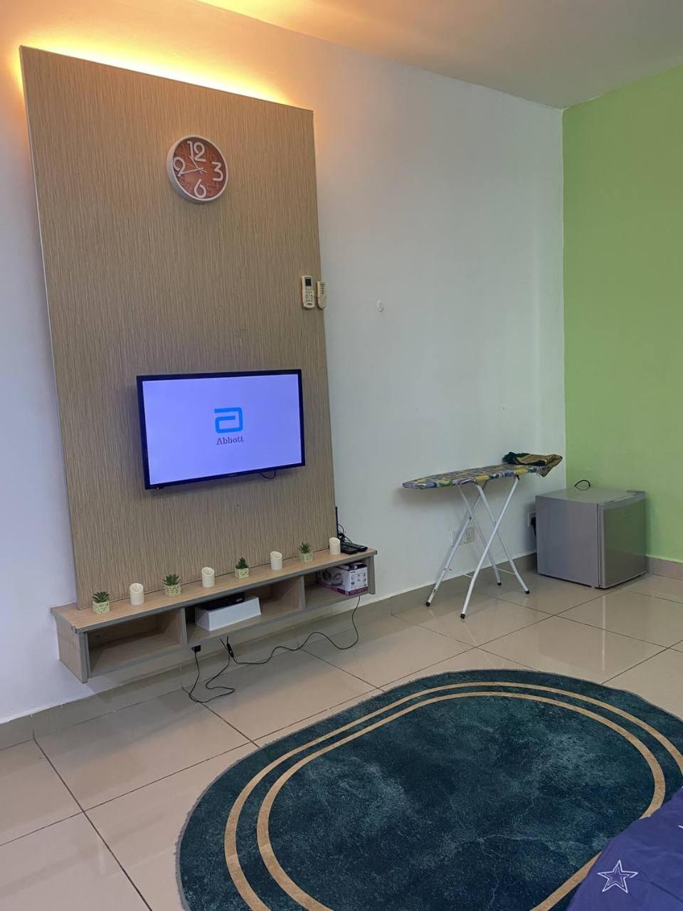 Private Studio Viana Court Service Apartment 1 with private parking photo 2