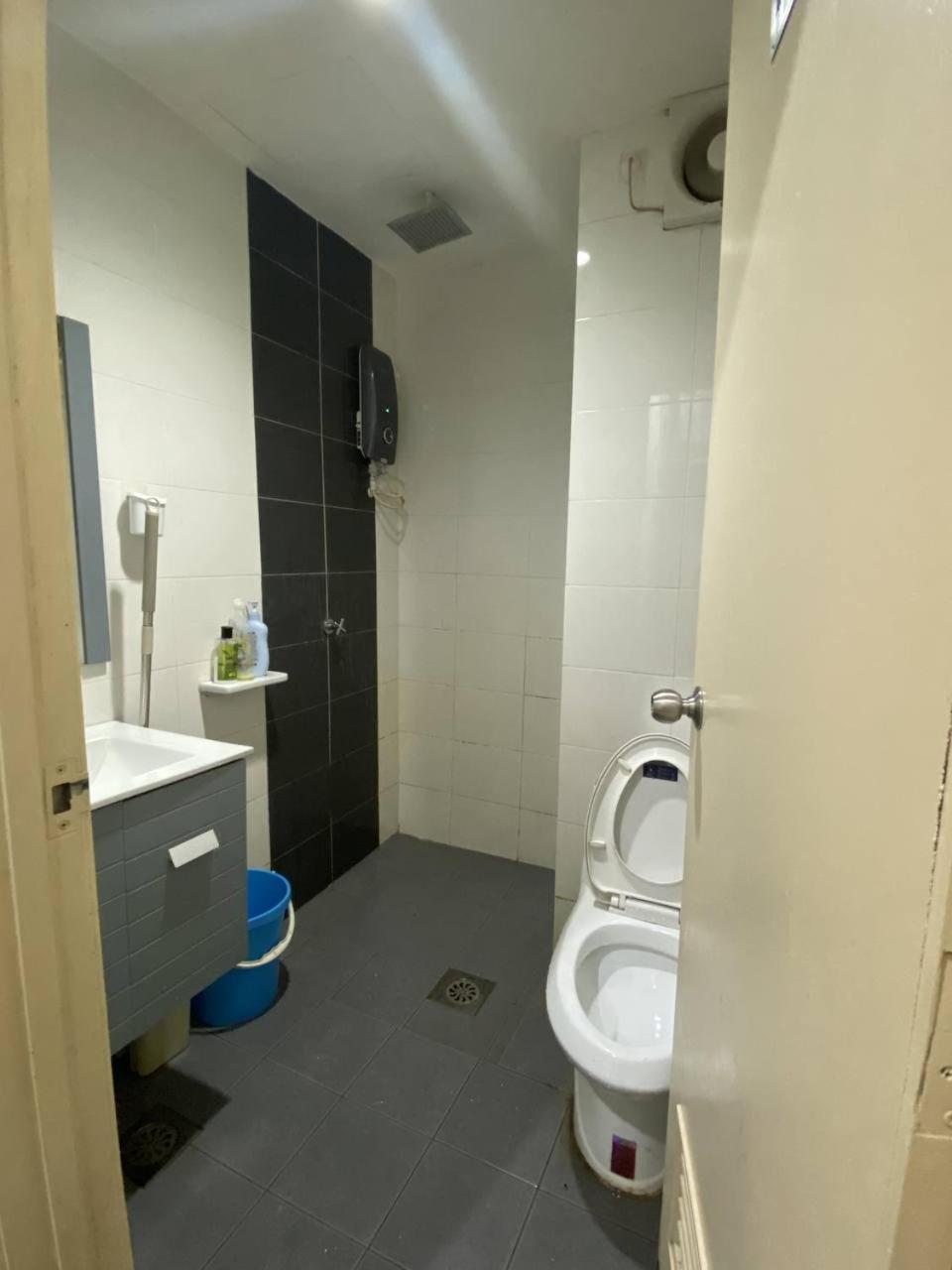 Private Studio Viana Court Service Apartment 1 with private parking photo 6