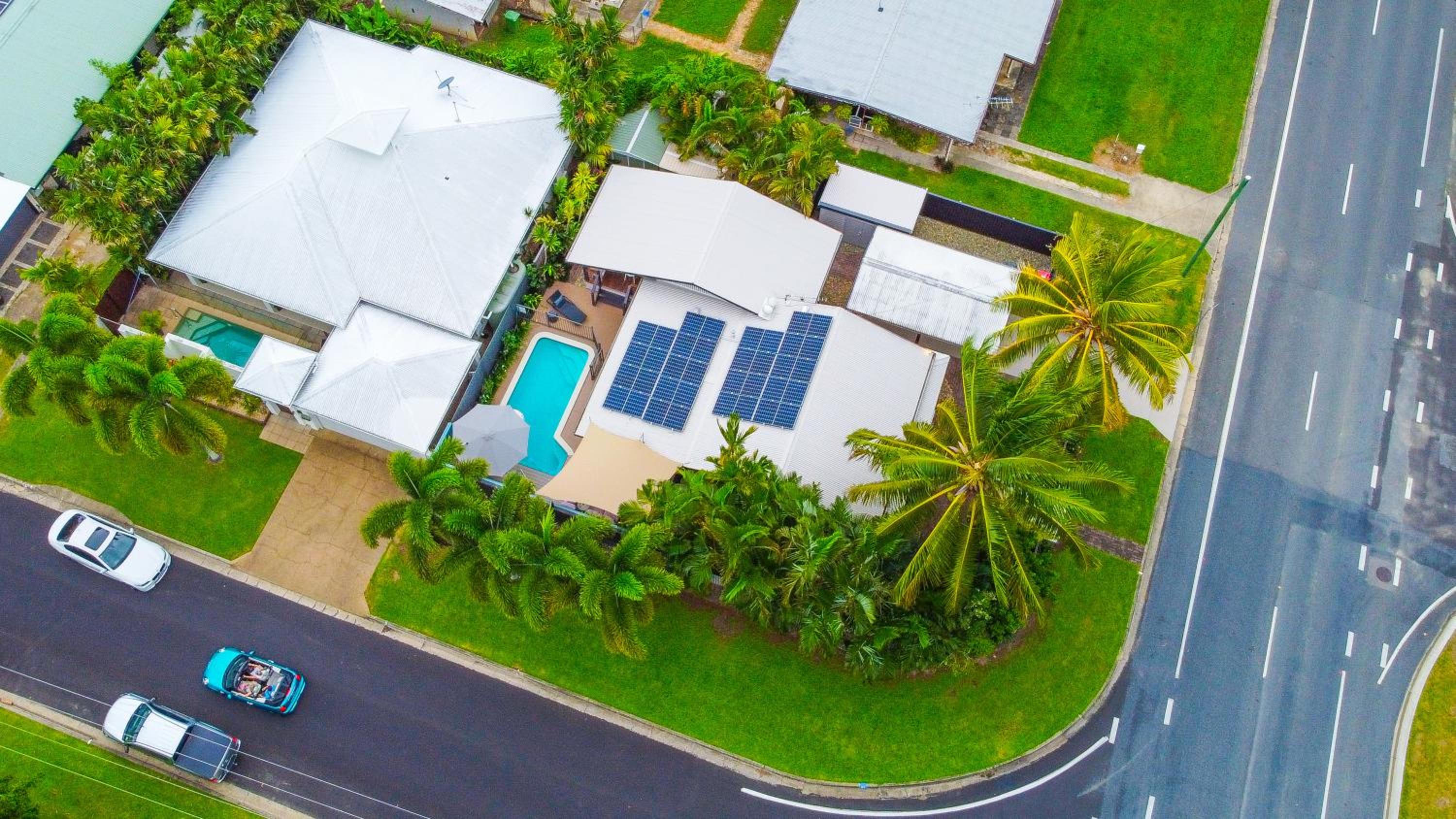 Sweet Creek Cottage, Palm Cove, 200m to Beach, Heated Pool, Pets