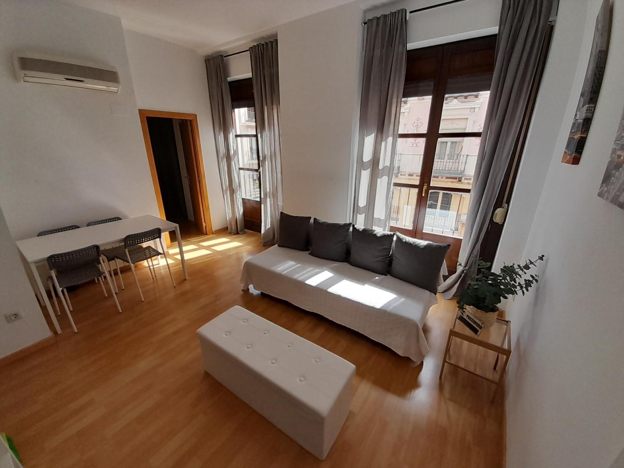 Dos Torres Pilar Suites- balcones con vistas a la ciudad