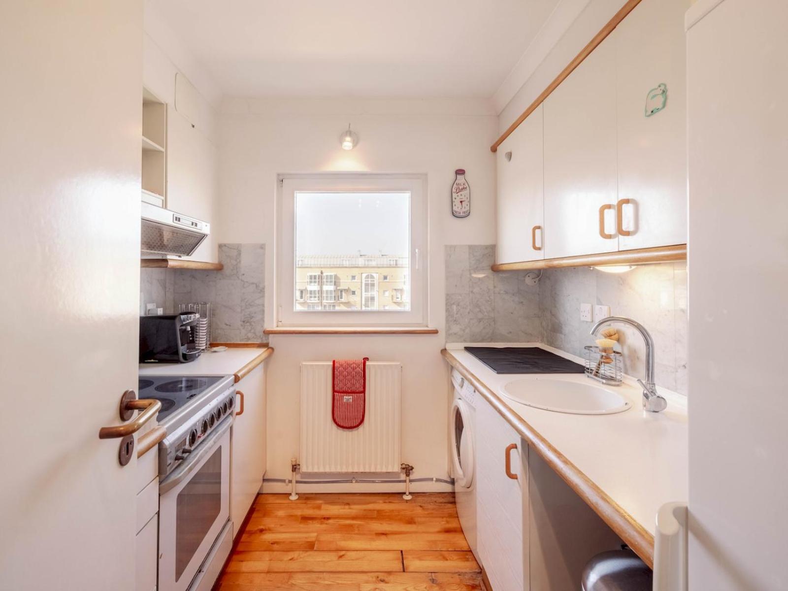 Sunny Maisonette with views over Canary Wharf, London