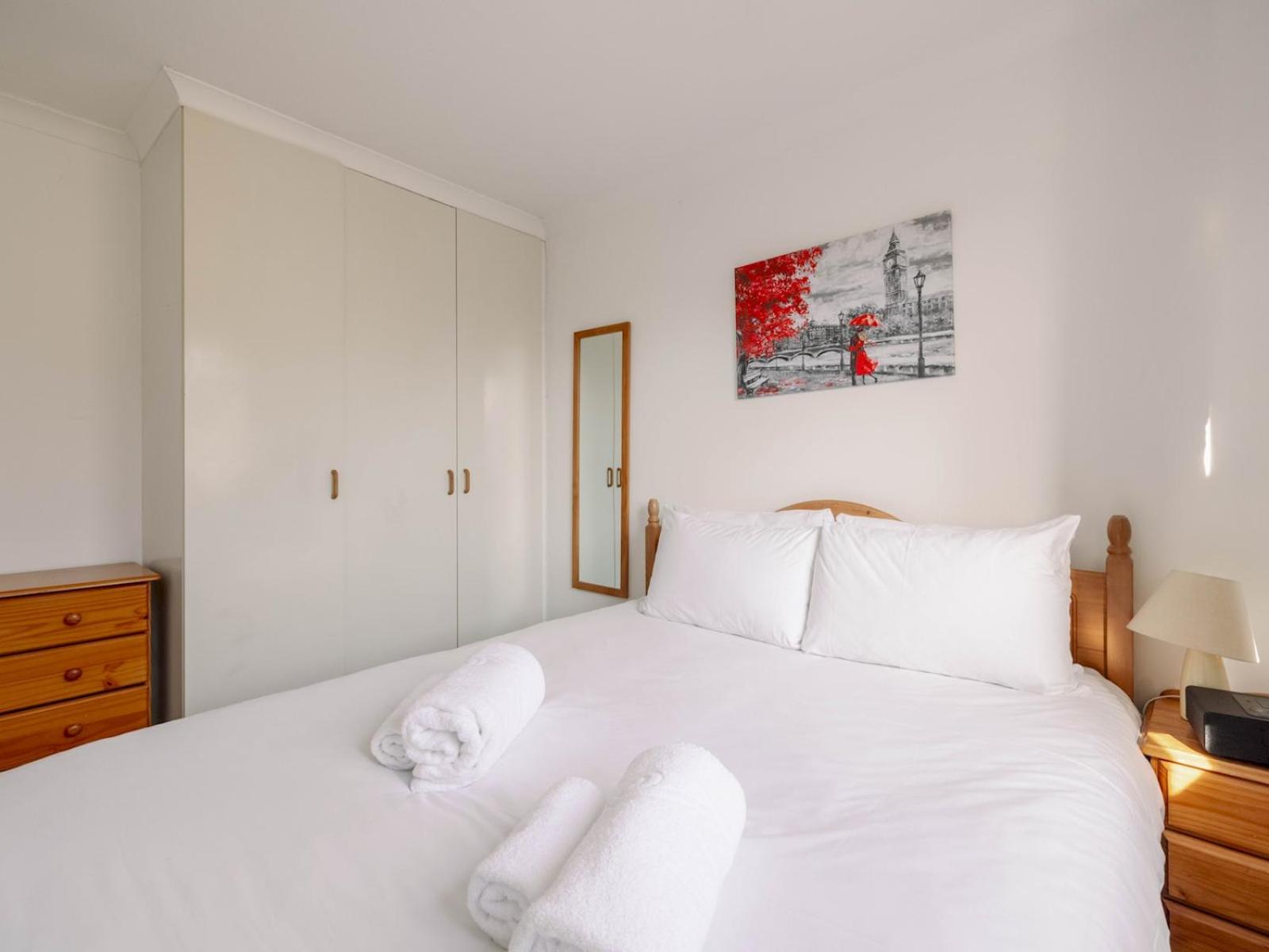 Sunny Maisonette with views over Canary Wharf, London