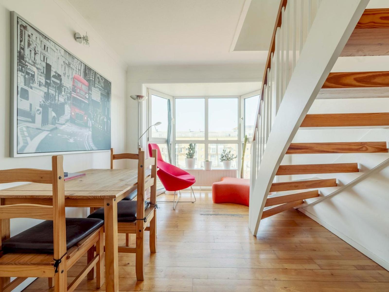 Sunny Maisonette with views over Canary Wharf, London