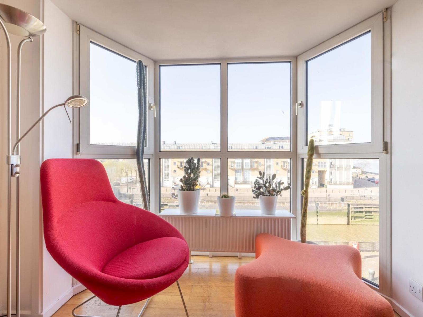 Sunny Maisonette with views over Canary Wharf, London