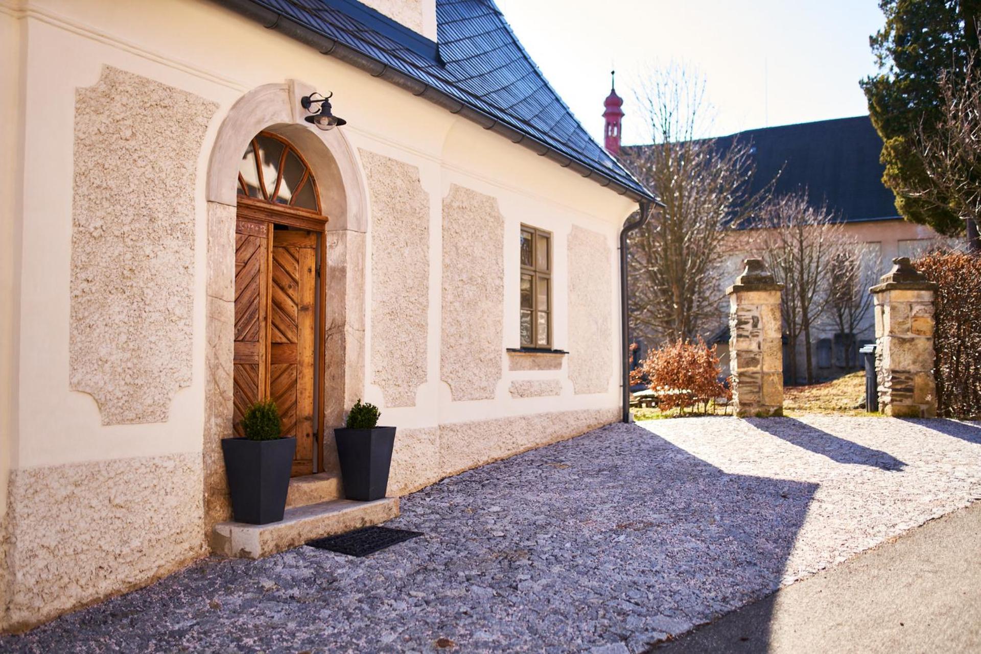 Baroque chaplain house Kaplanka 1796 A. D. - historical luxury apts in Bohemian Paradise