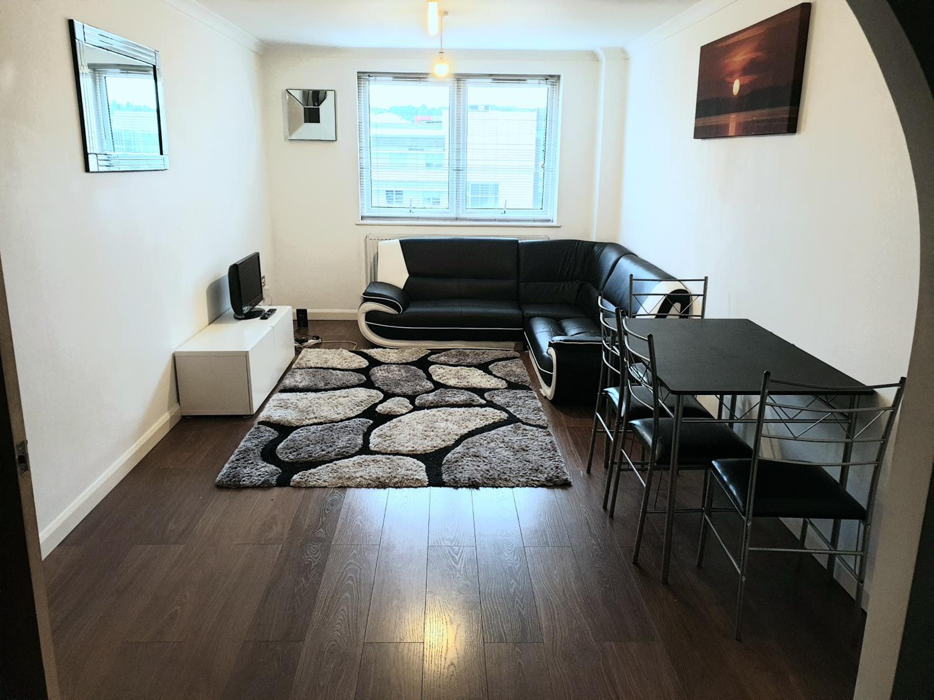 Spacious modern flat in Luton town centre view 5