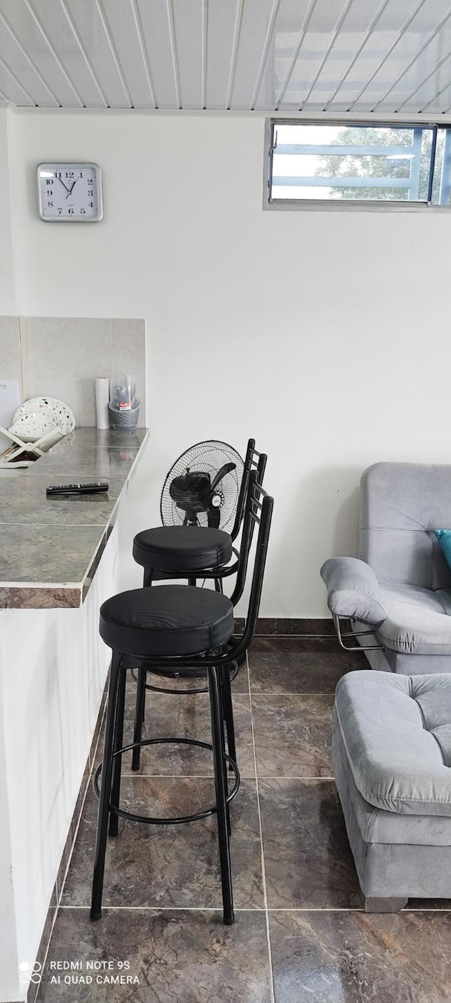 Hermoso apartamento con servicios y garaje.