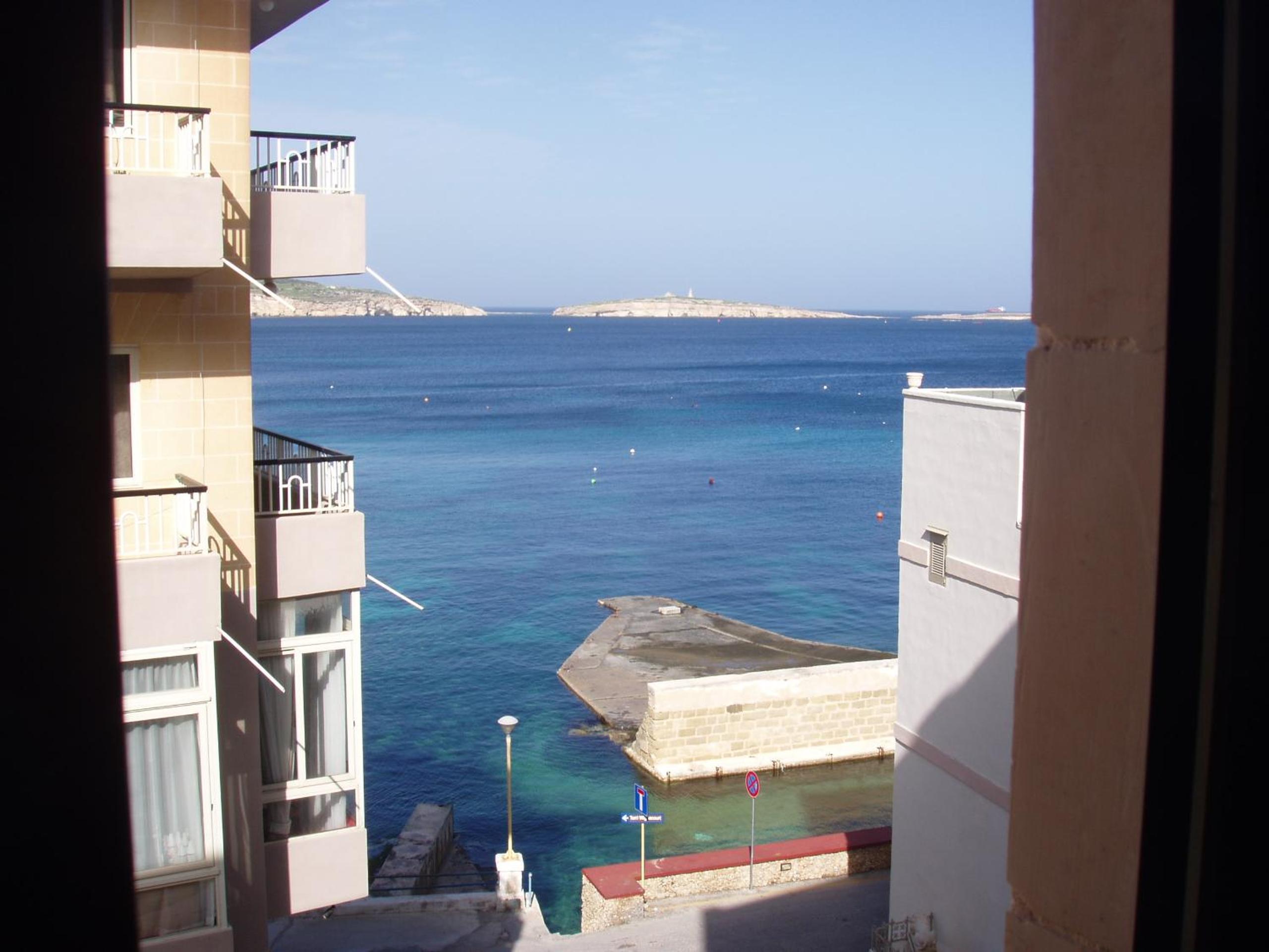 The Sea just Across the Road - Flat 3 photo 2