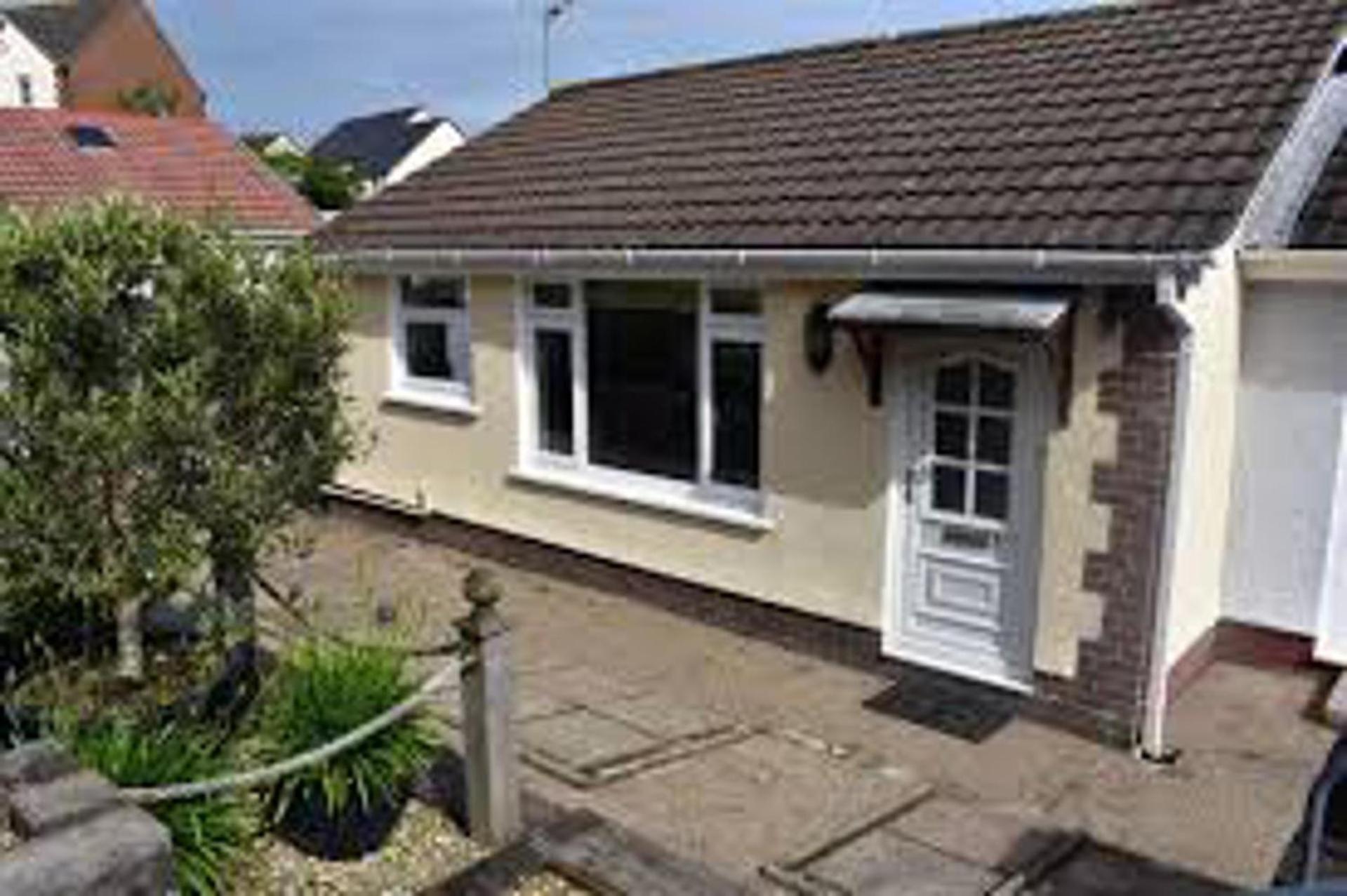 The Mumbles - Bungalow - 2 Bedrooms - Pet Friendly view 2
