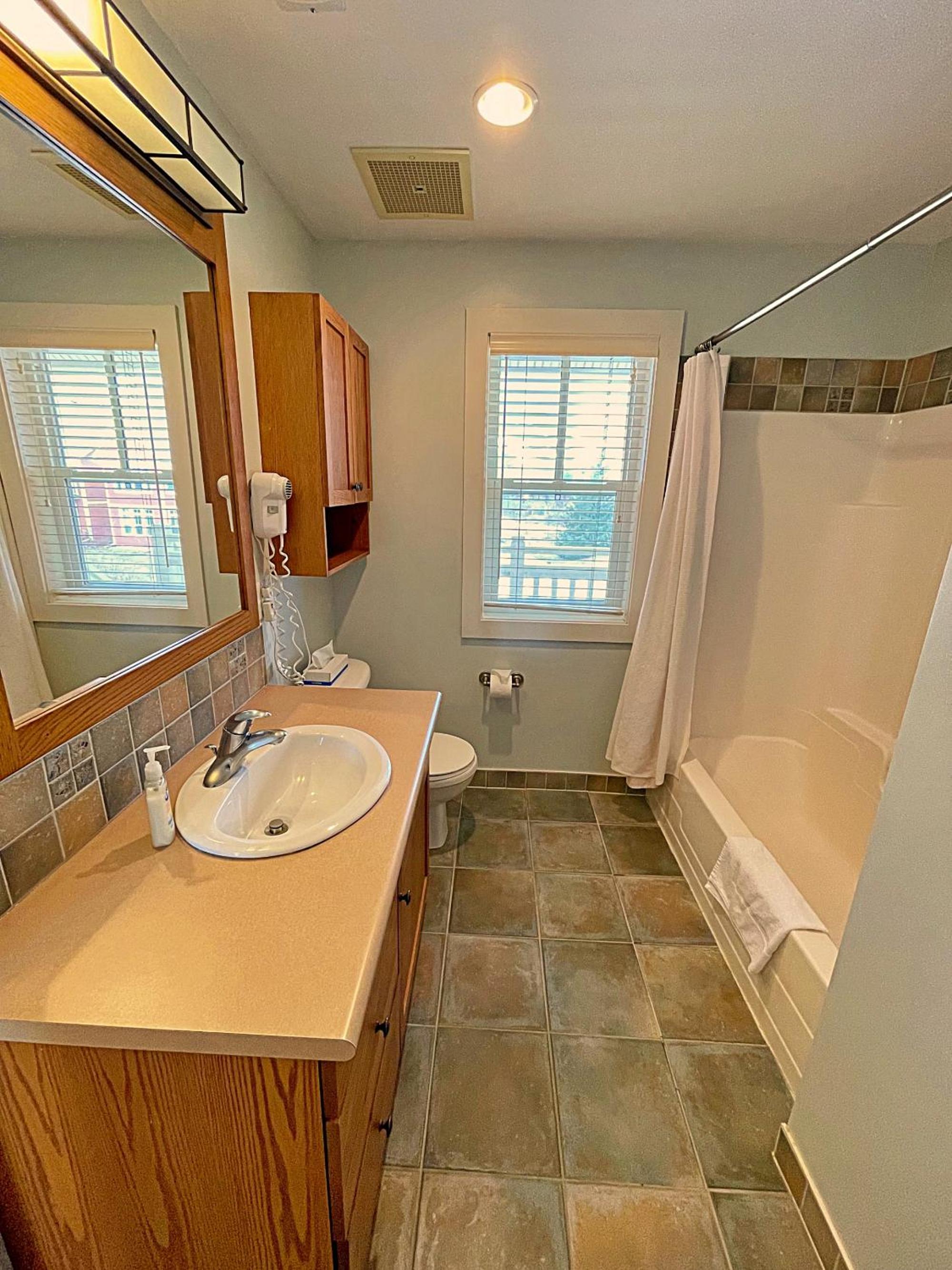 Spacious Blue Mountain 2 Storey - Wifi, Pool, Close to the Village & Golf