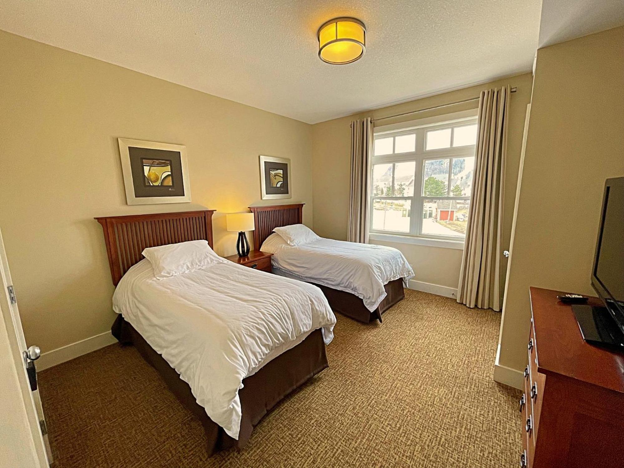 Spacious Blue Mountain 2 Storey - Wifi, Pool, Close to the Village & Golf