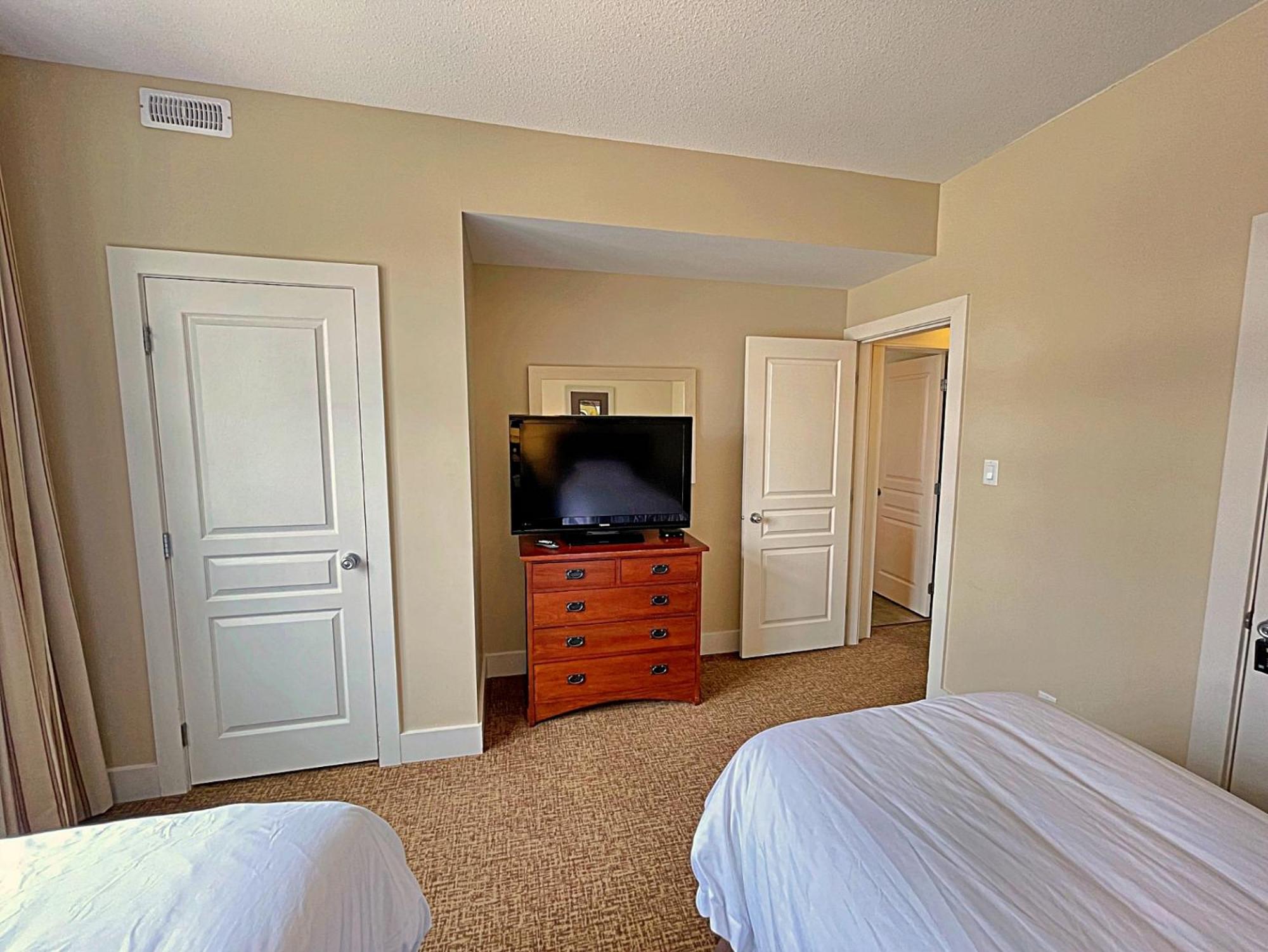 Spacious Blue Mountain 2 Storey - Wifi, Pool, Close to the Village & Golf