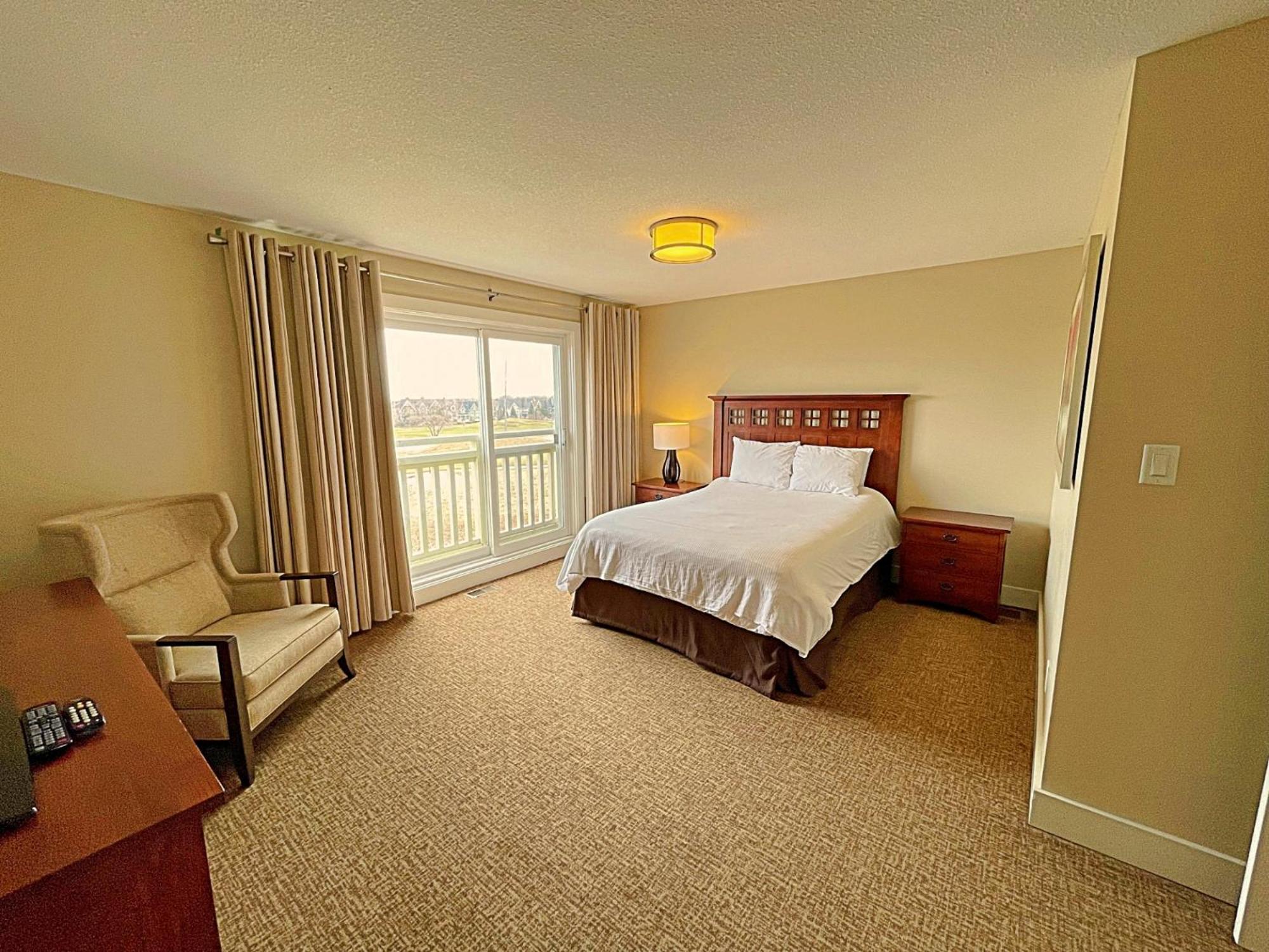 Spacious Blue Mountain 2 Storey - Wifi, Pool, Close to the Village & Golf