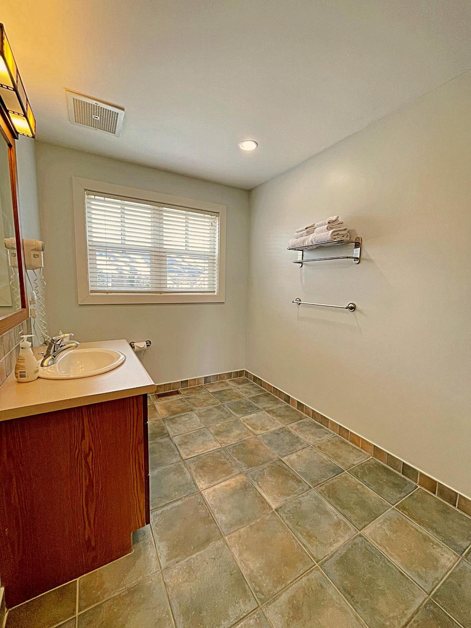 Spacious Blue Mountain 2 Storey - Wifi, Pool, Close to the Village & Golf