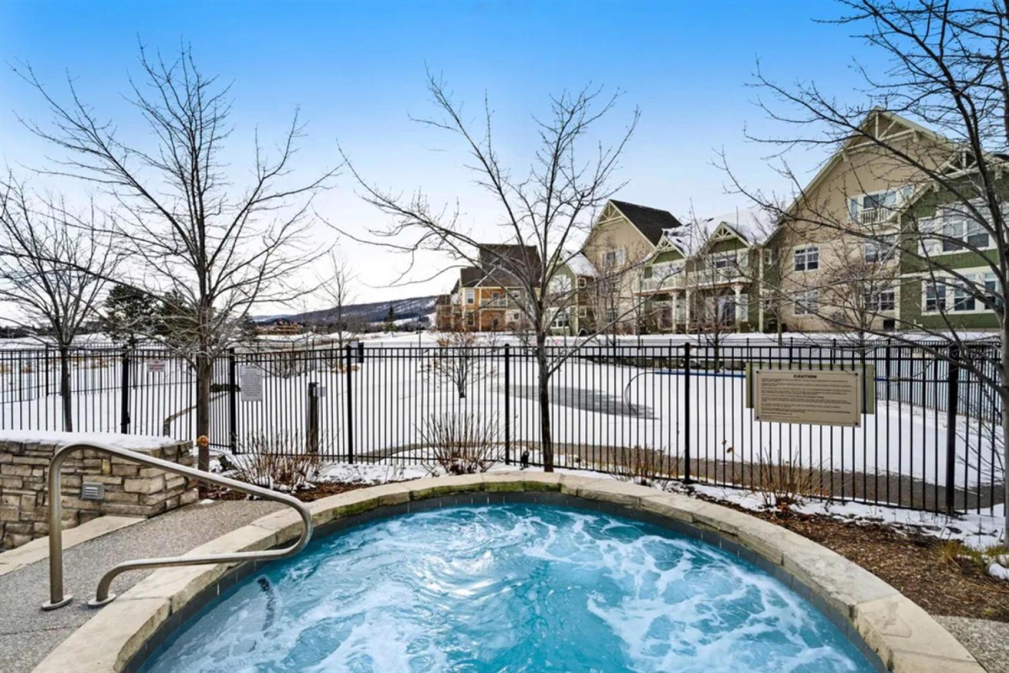 Spacious Blue Mountain 2 Storey - Wifi, Pool, Close to the Village & Golf