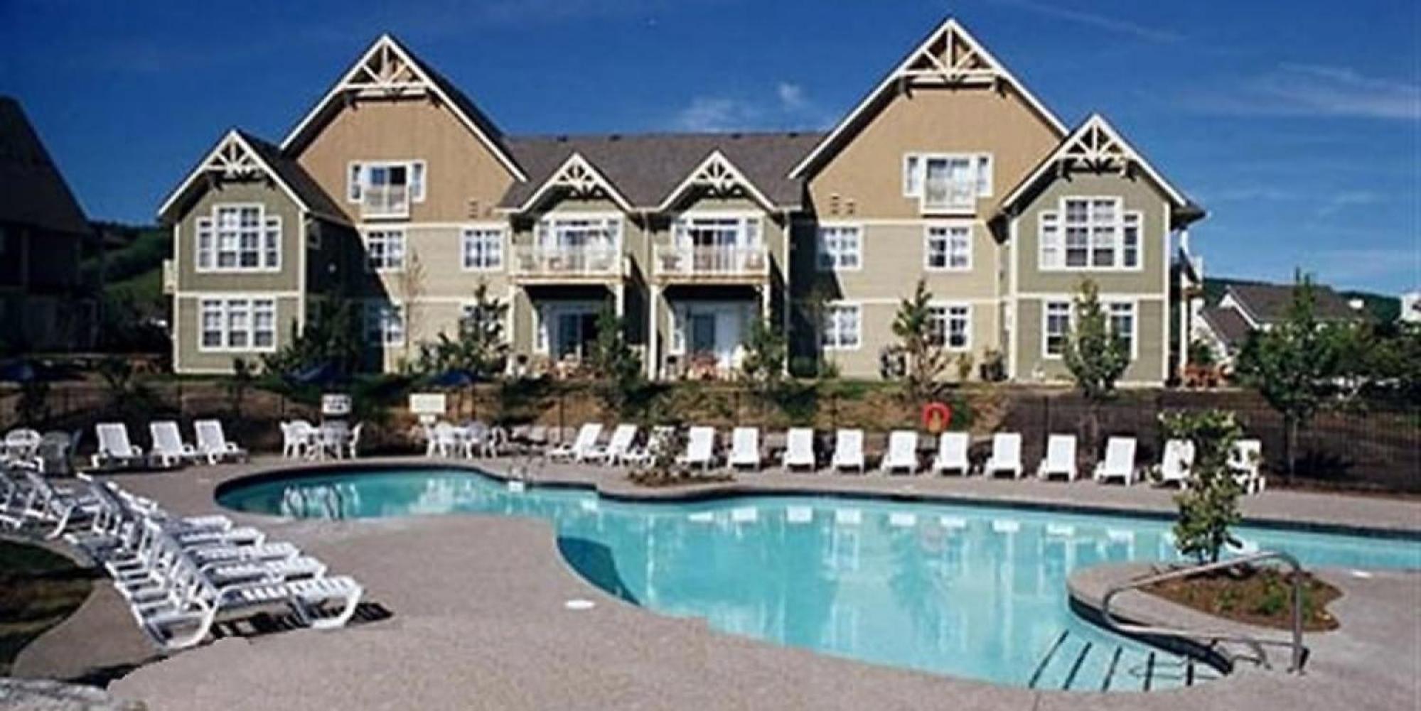 Spacious Blue Mountain 2 Storey - Wifi, Pool, Close to the Village & Golf