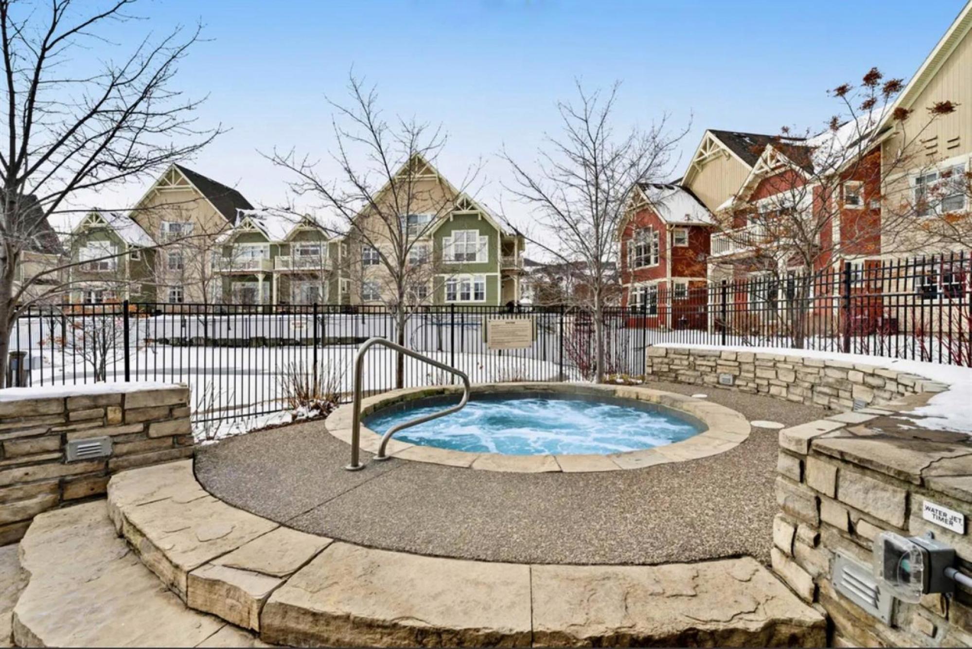Spacious Blue Mountain 2 Storey - Wifi, Pool, Close to the Village & Golf