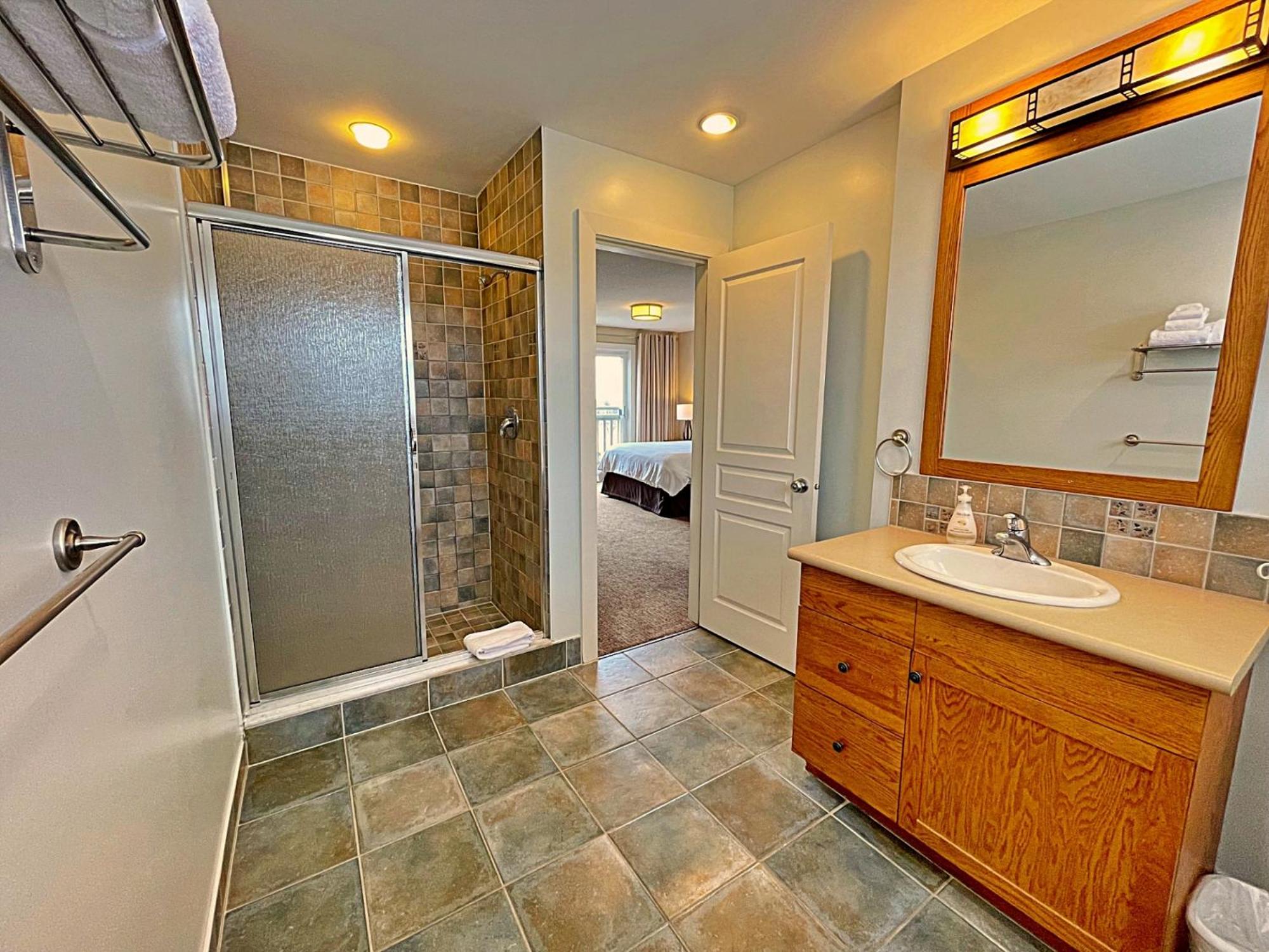 Spacious Blue Mountain 2 Storey - Wifi, Pool, Close to the Village & Golf