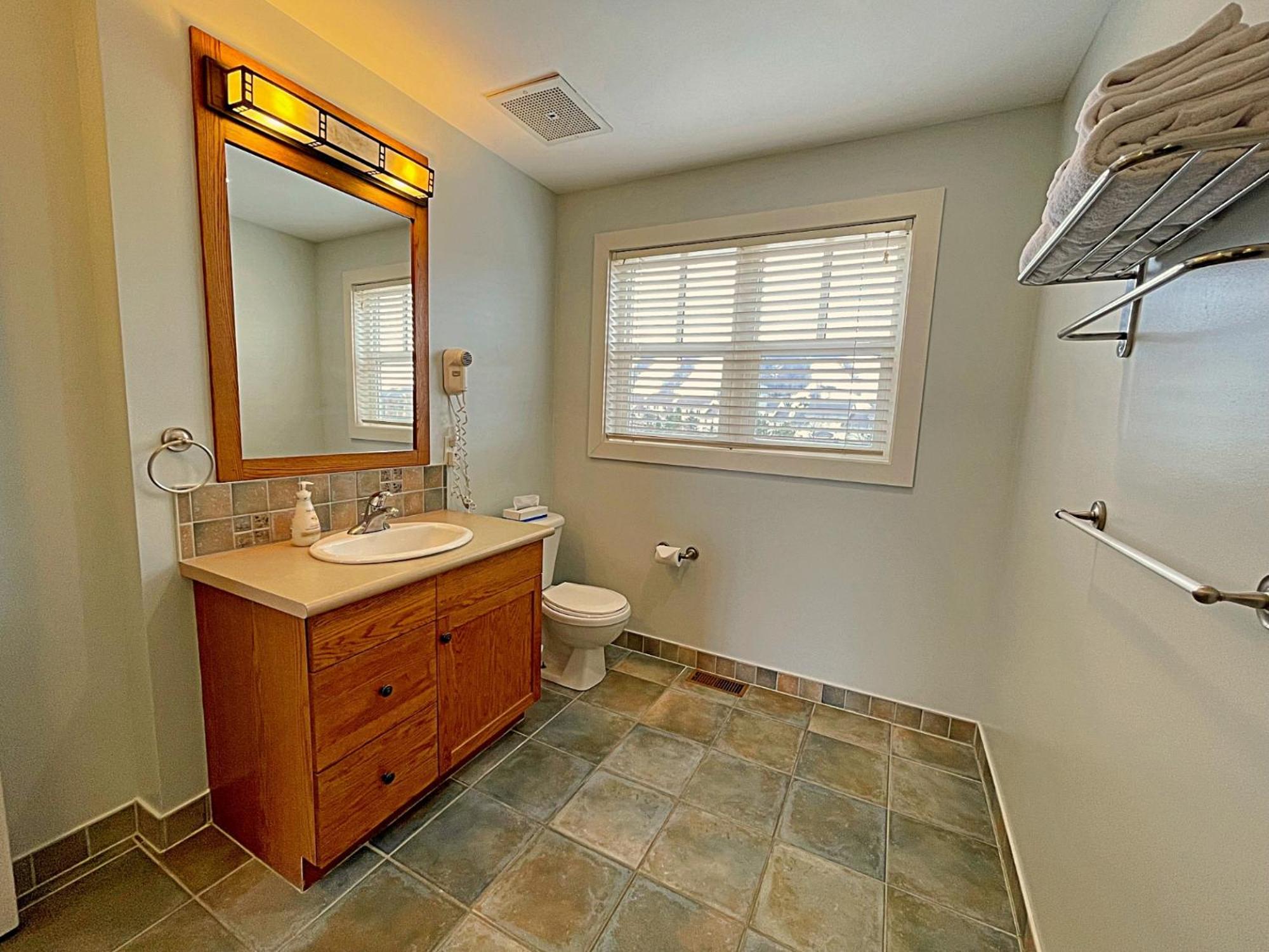Spacious Blue Mountain 2 Storey - Wifi, Pool, Close to the Village & Golf