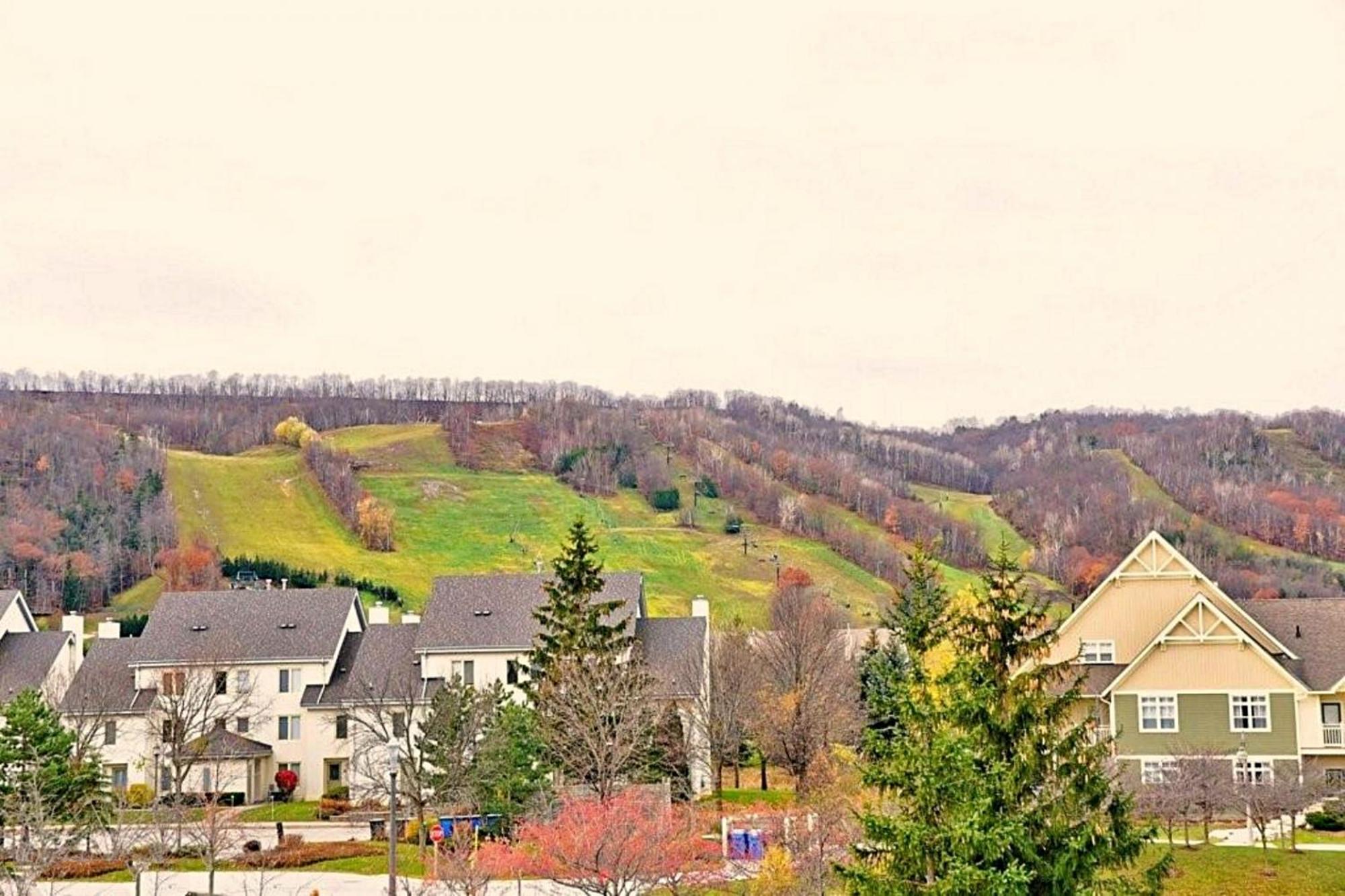 Spacious Blue Mountain 2 Storey - Wifi, Pool, Close to the Village & Golf