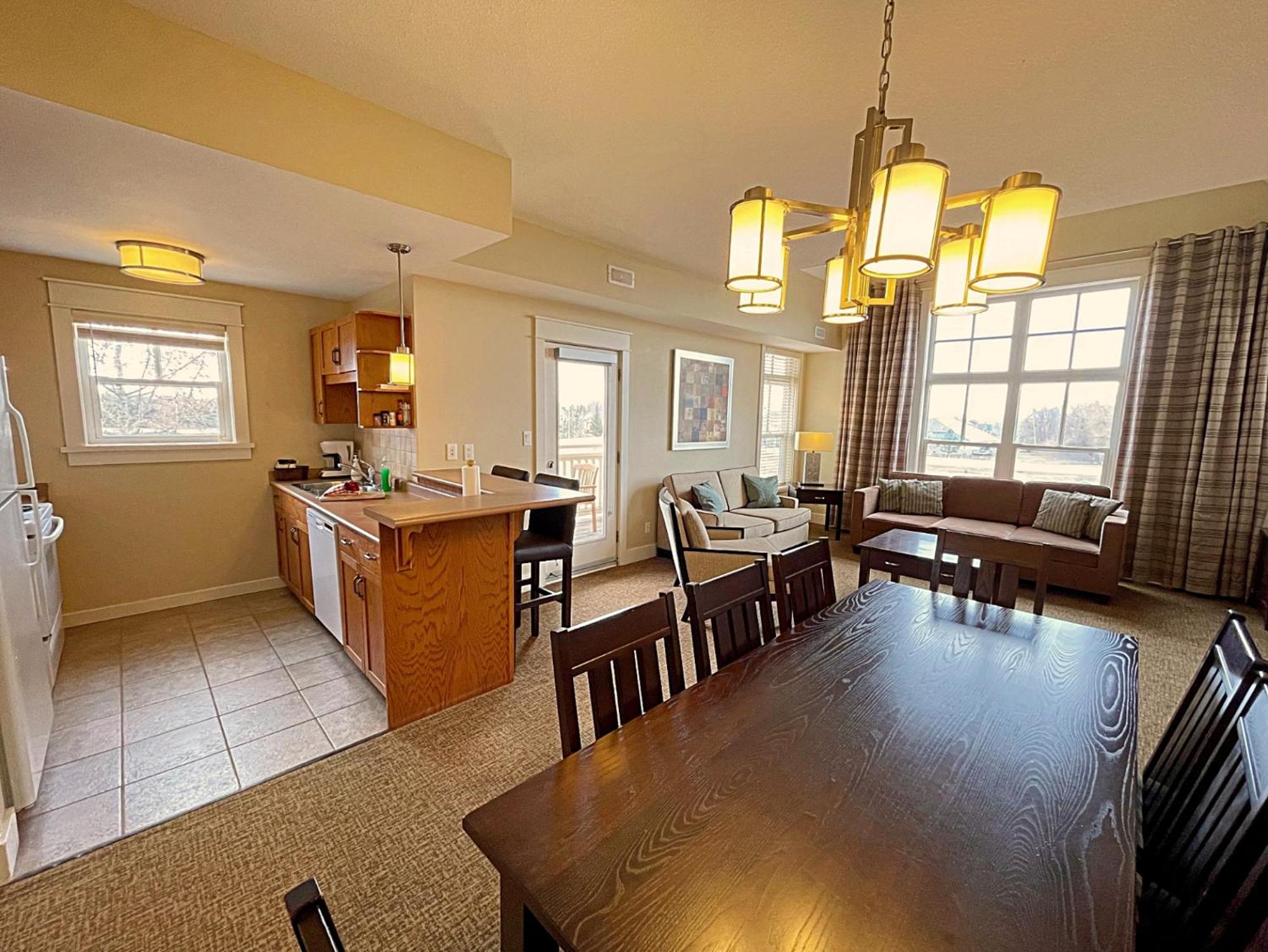 Spacious Blue Mountain 2 Storey - Wifi, Pool, Close to the Village & Golf