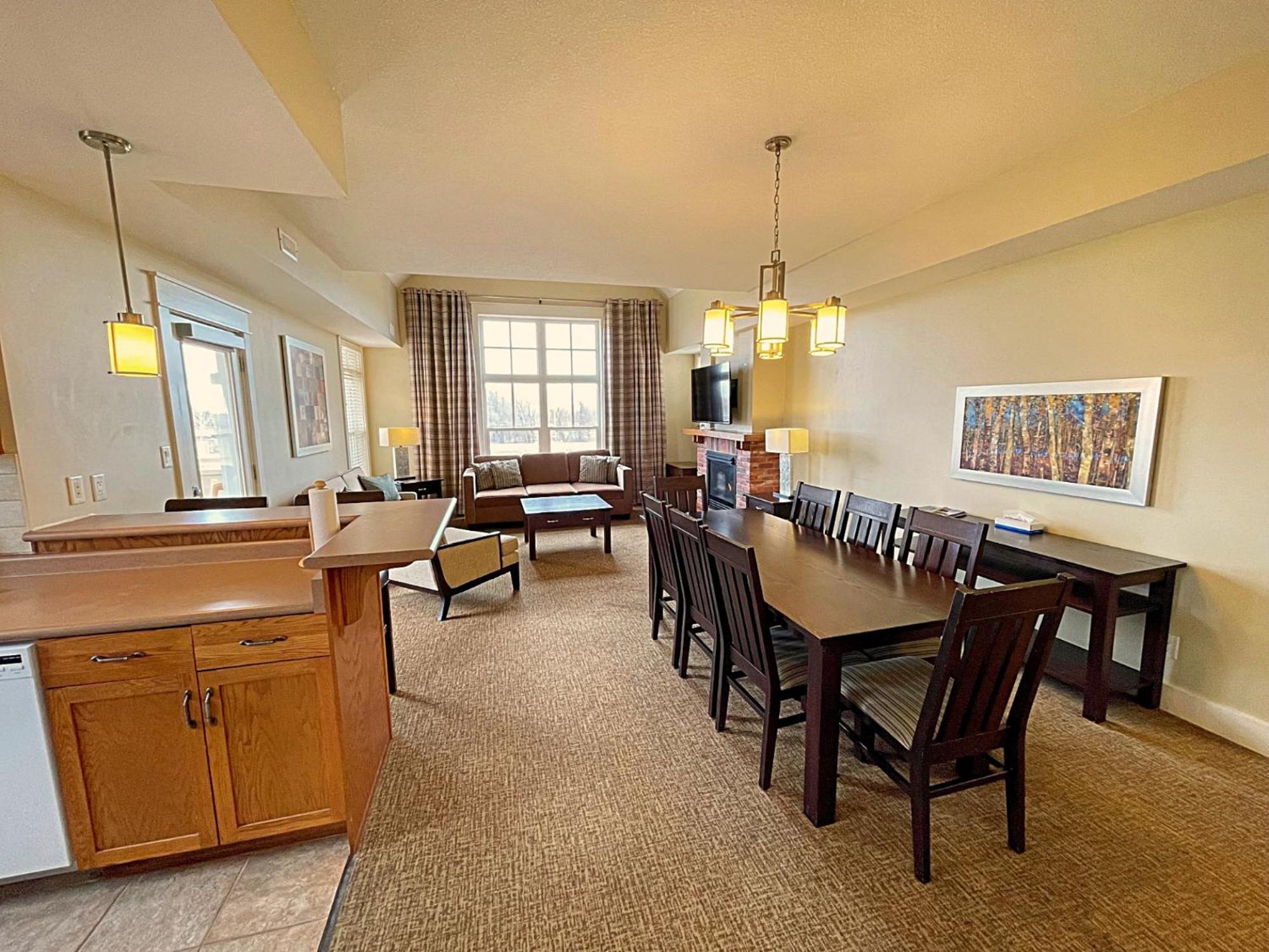 Spacious Blue Mountain 2 Storey - Wifi, Pool, Close to the Village & Golf