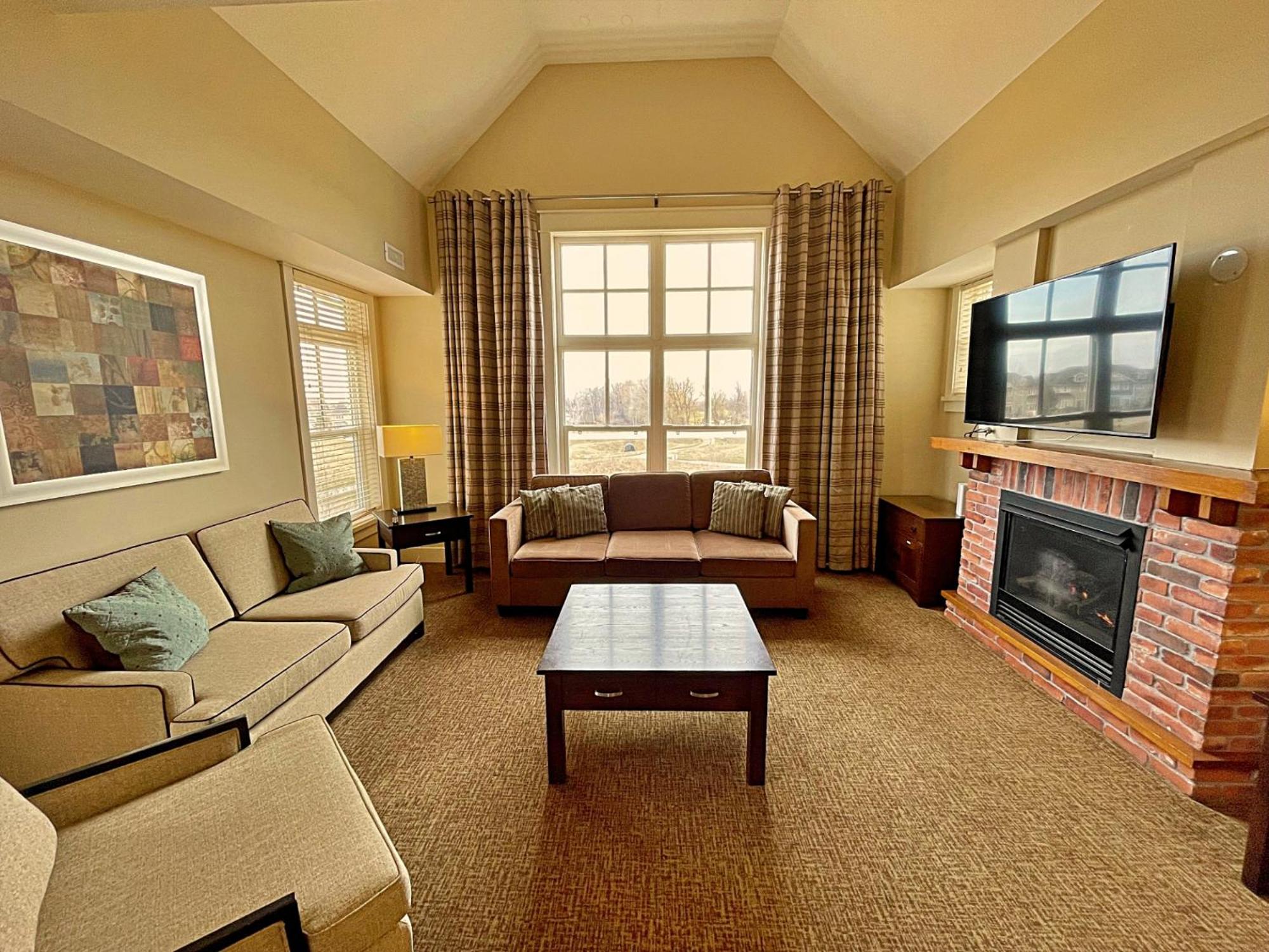 Spacious Blue Mountain 2 Storey - Wifi, Pool, Close to the Village & Golf