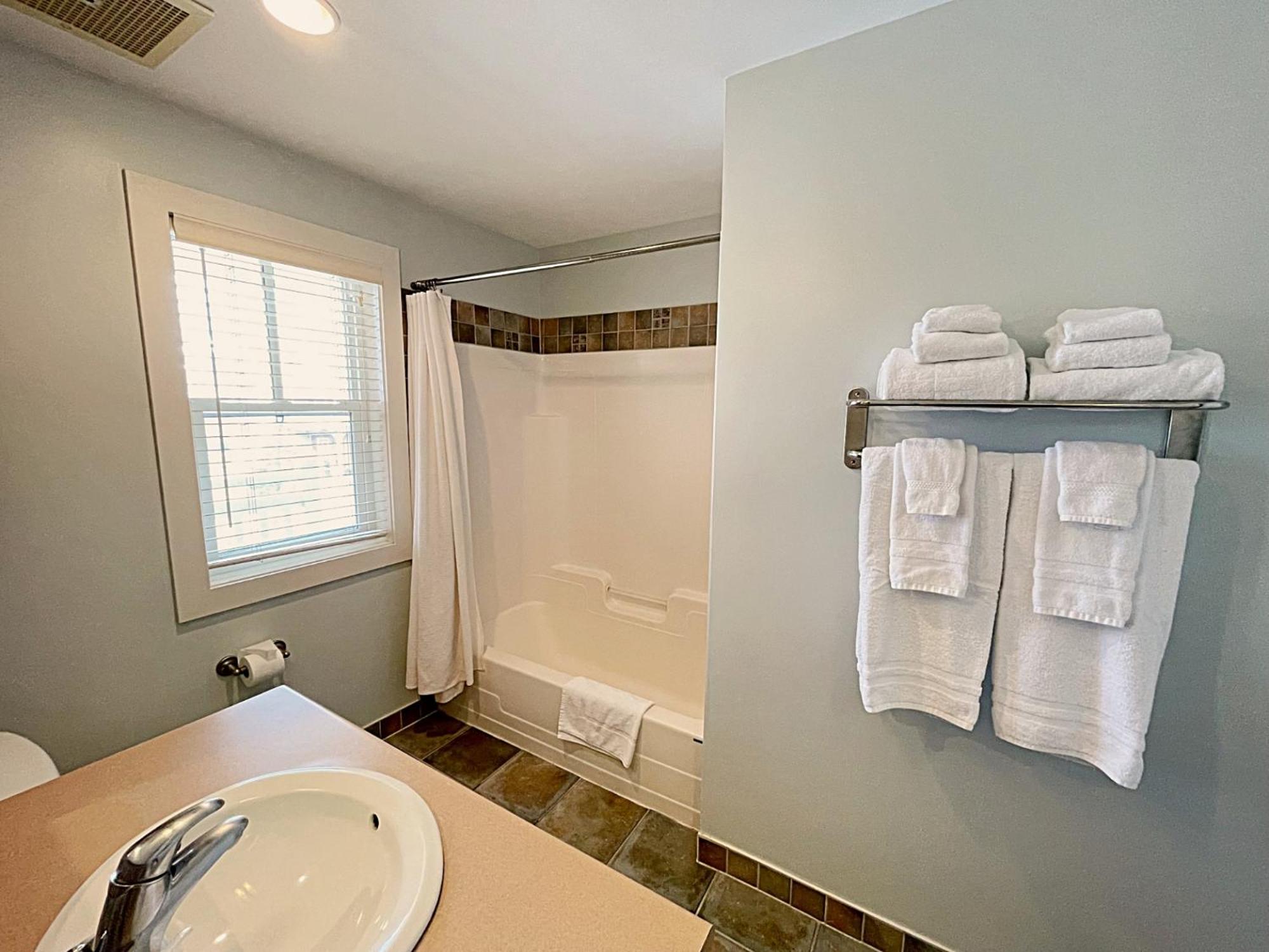 Spacious Blue Mountain 2 Storey - Wifi, Pool, Close to the Village & Golf
