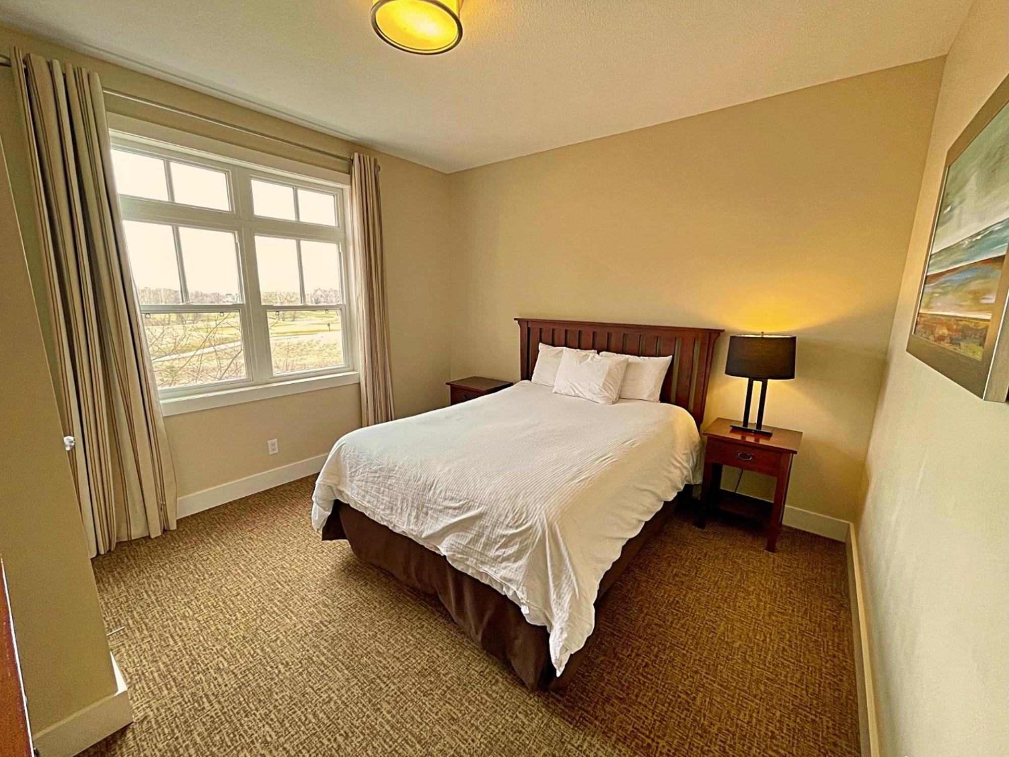 Spacious Blue Mountain 2 Storey - Wifi, Pool, Close to the Village & Golf