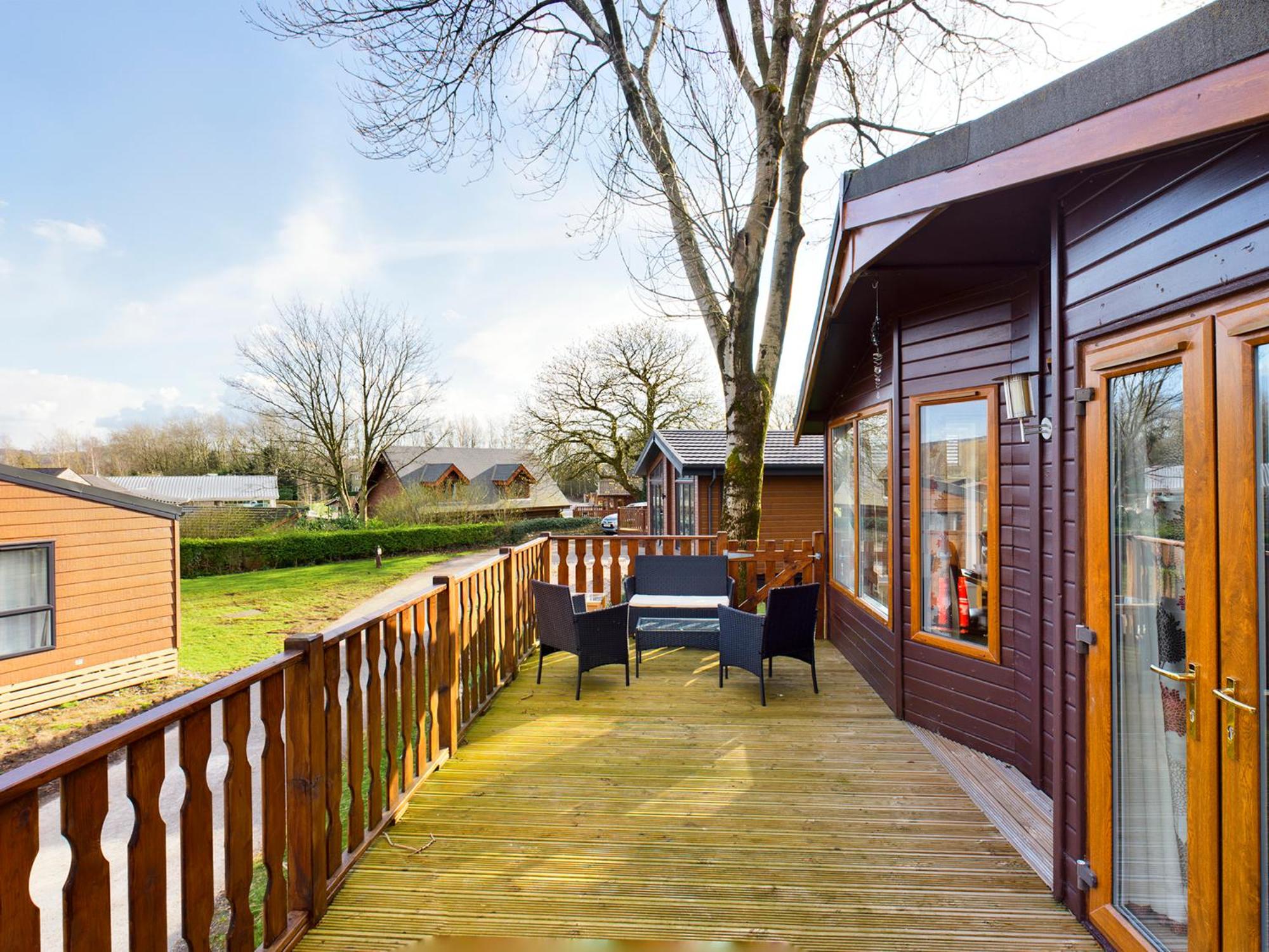 3 Bedroom Lakeview Lodge - Ensuite & Balcony Deck view 3