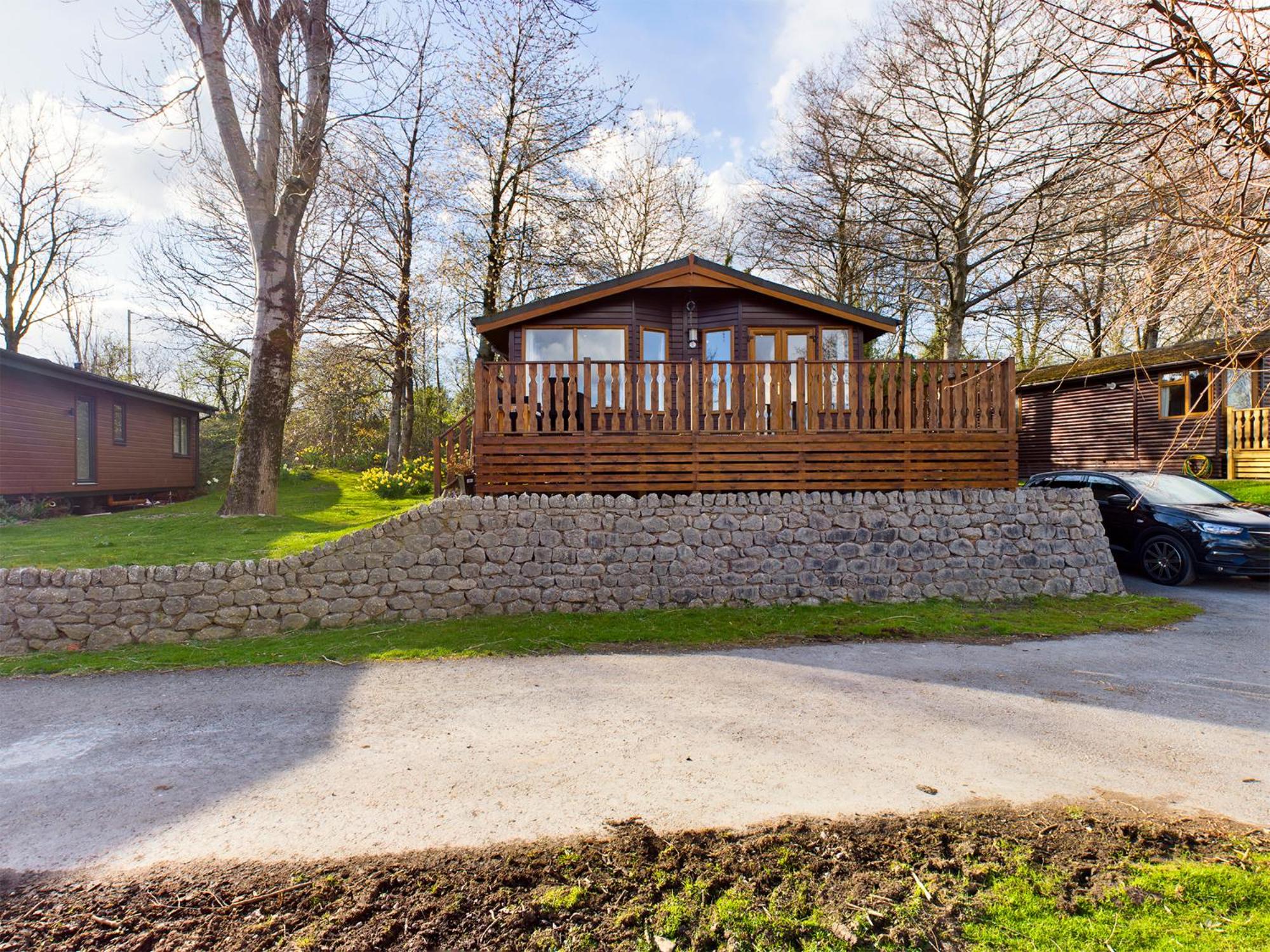 3 Bedroom Lakeview Lodge - Ensuite & Balcony Deck view 2
