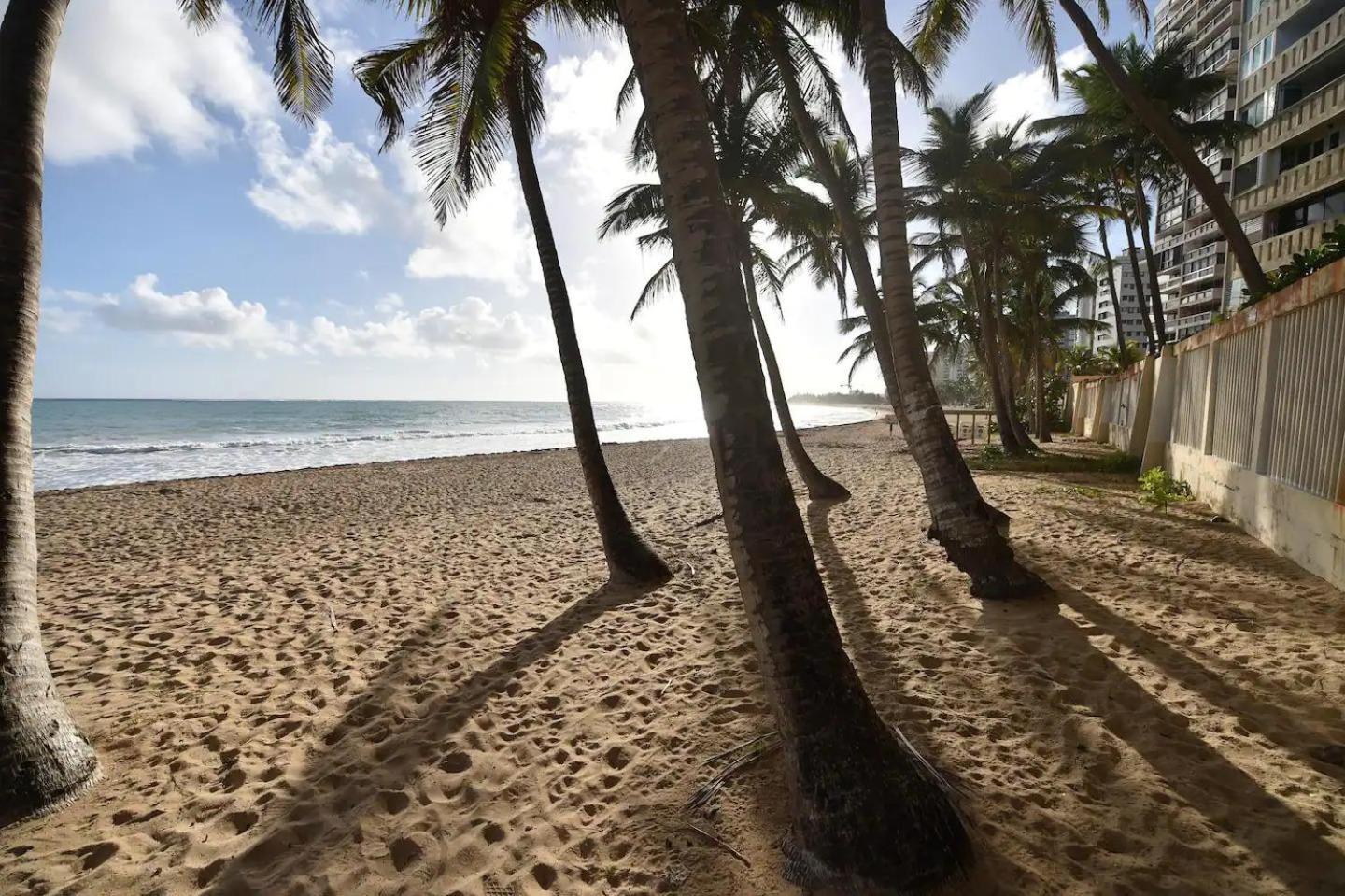 KASA Ocean Breeze - Cabana Studio Apartment BEACHFRONT CONDO POOL - Property Image 2