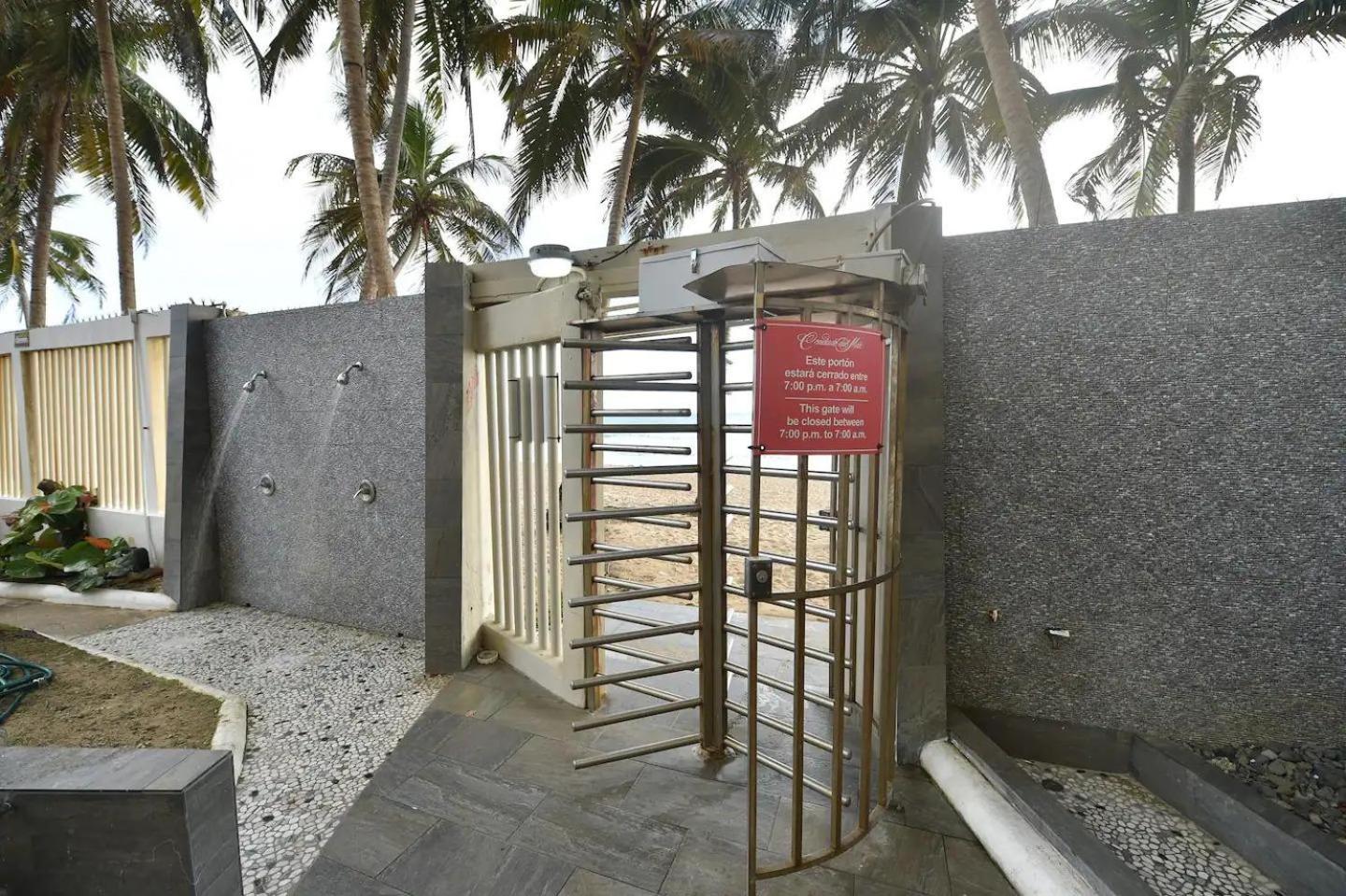 KASA Ocean Breeze - Cabana Studio Apartment BEACHFRONT CONDO POOL - Property Image 7